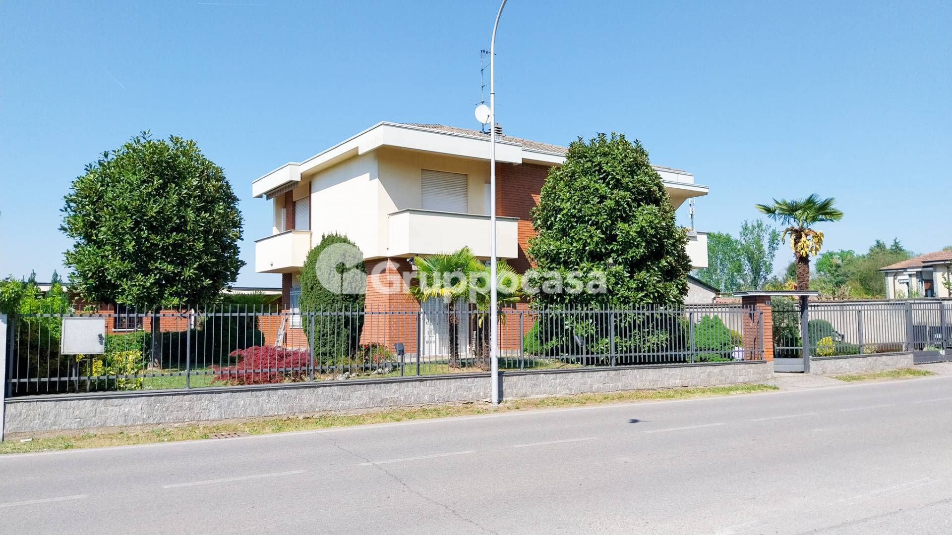 Villa bifamiliare in affitto a Inveruno