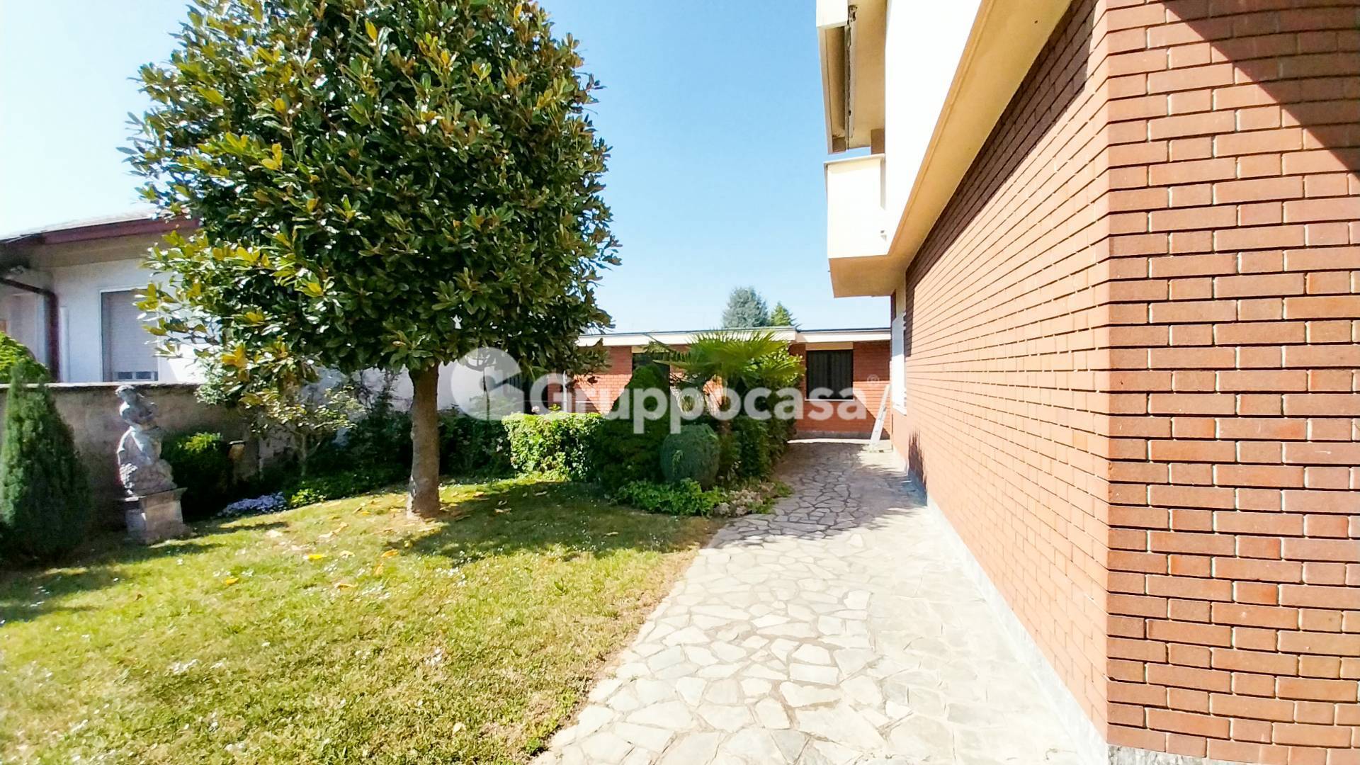 Villa bifamiliare in affitto a Inveruno