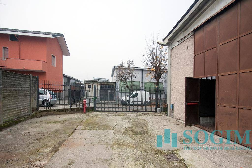 Capannone + Palazzina Uffici in vendita a Opera