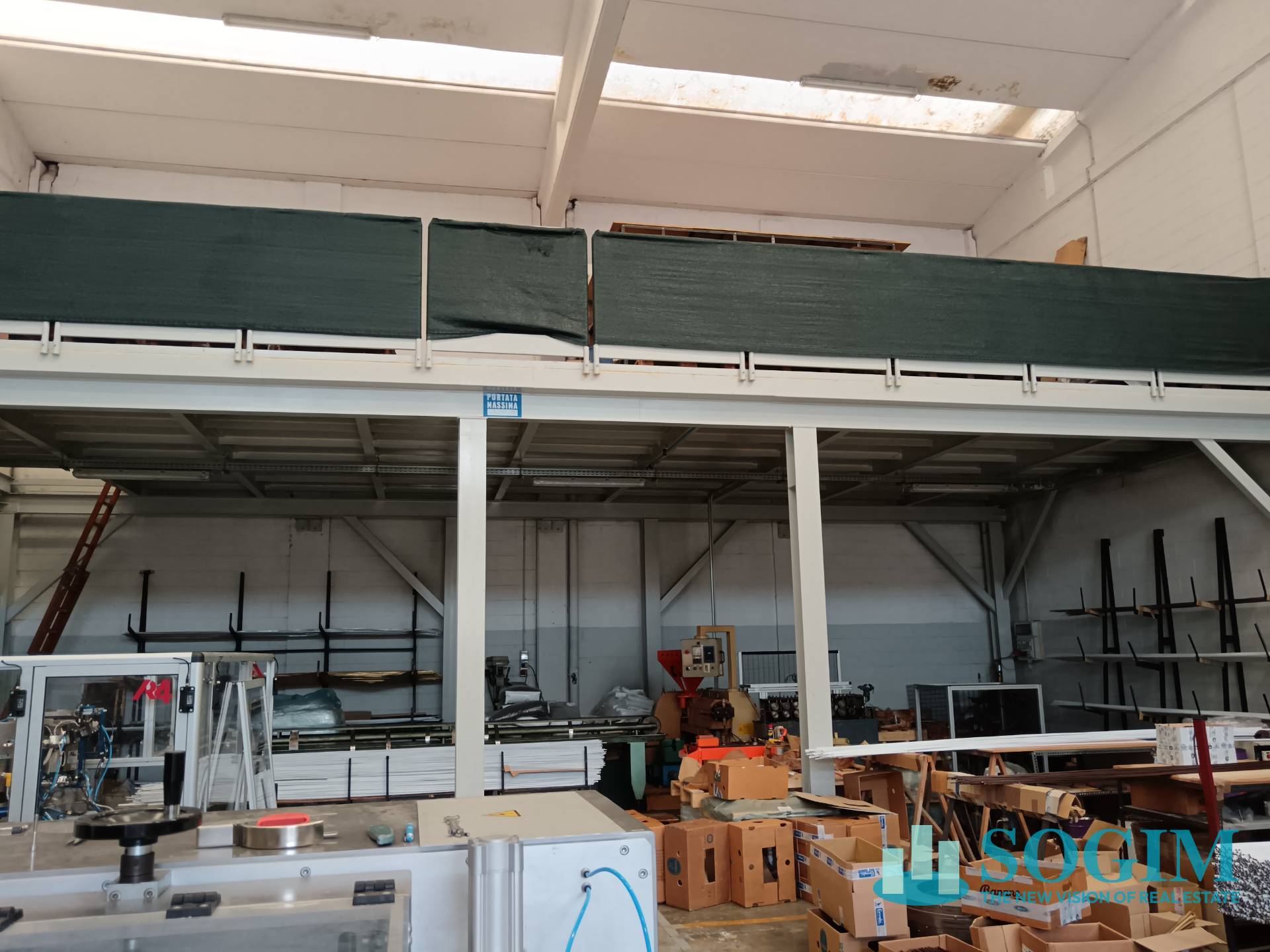 Capannone in vendita a Desio