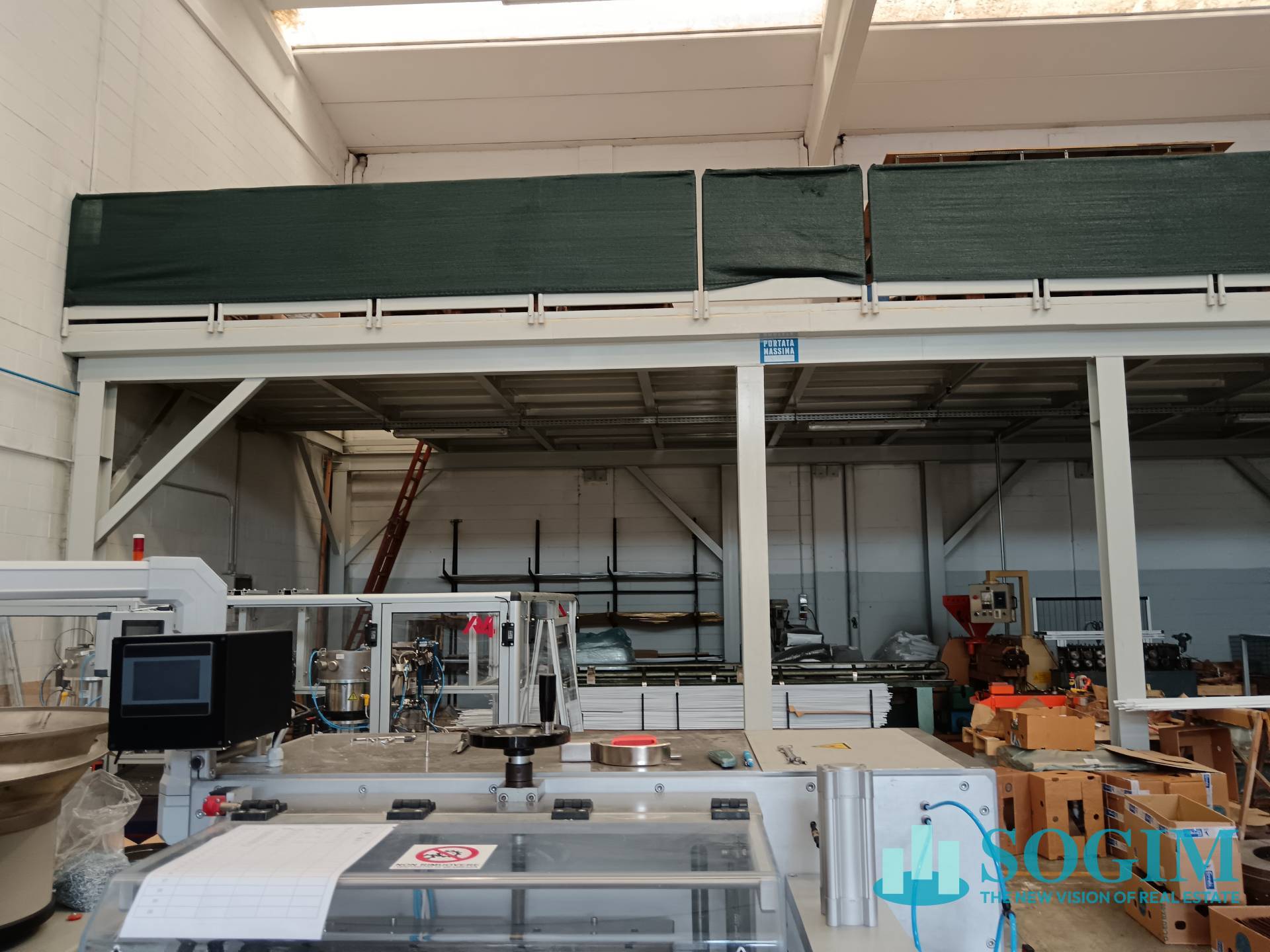 Capannone in vendita a Desio