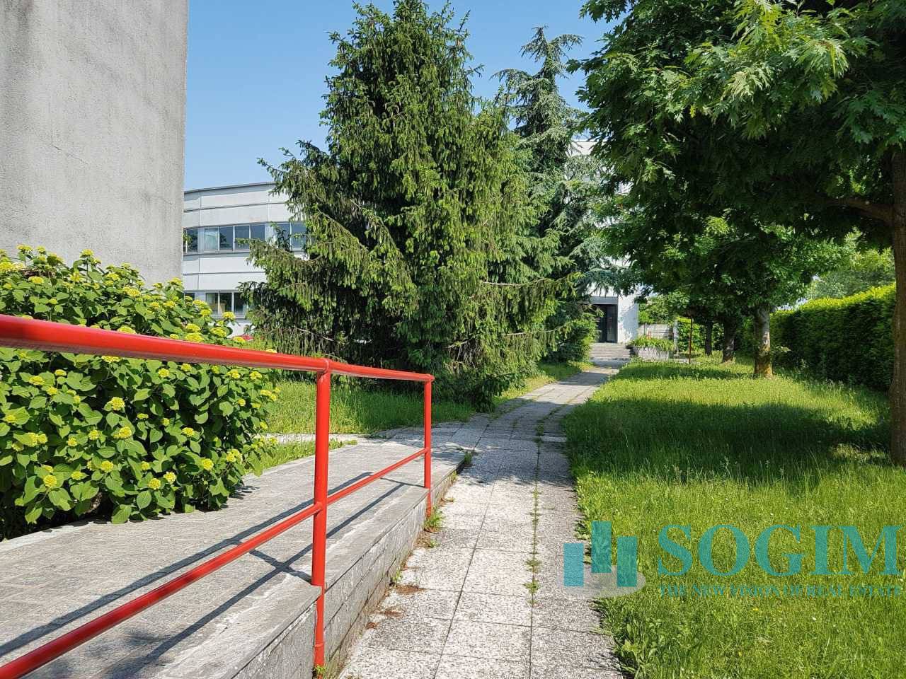 Capannone + Palazzina Uffici in vendita a Settala