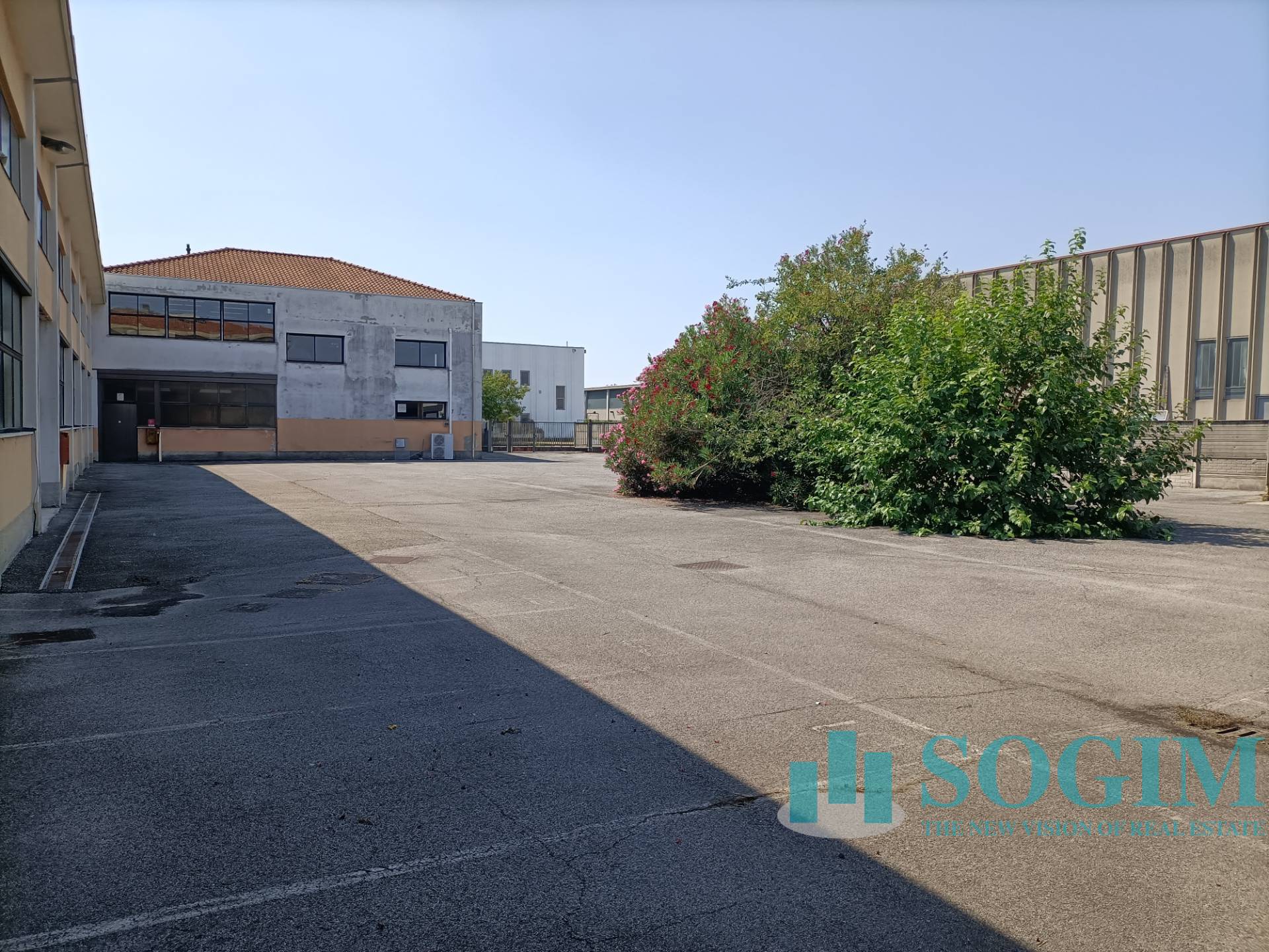 Capannone in vendita a Vedano al Lambro