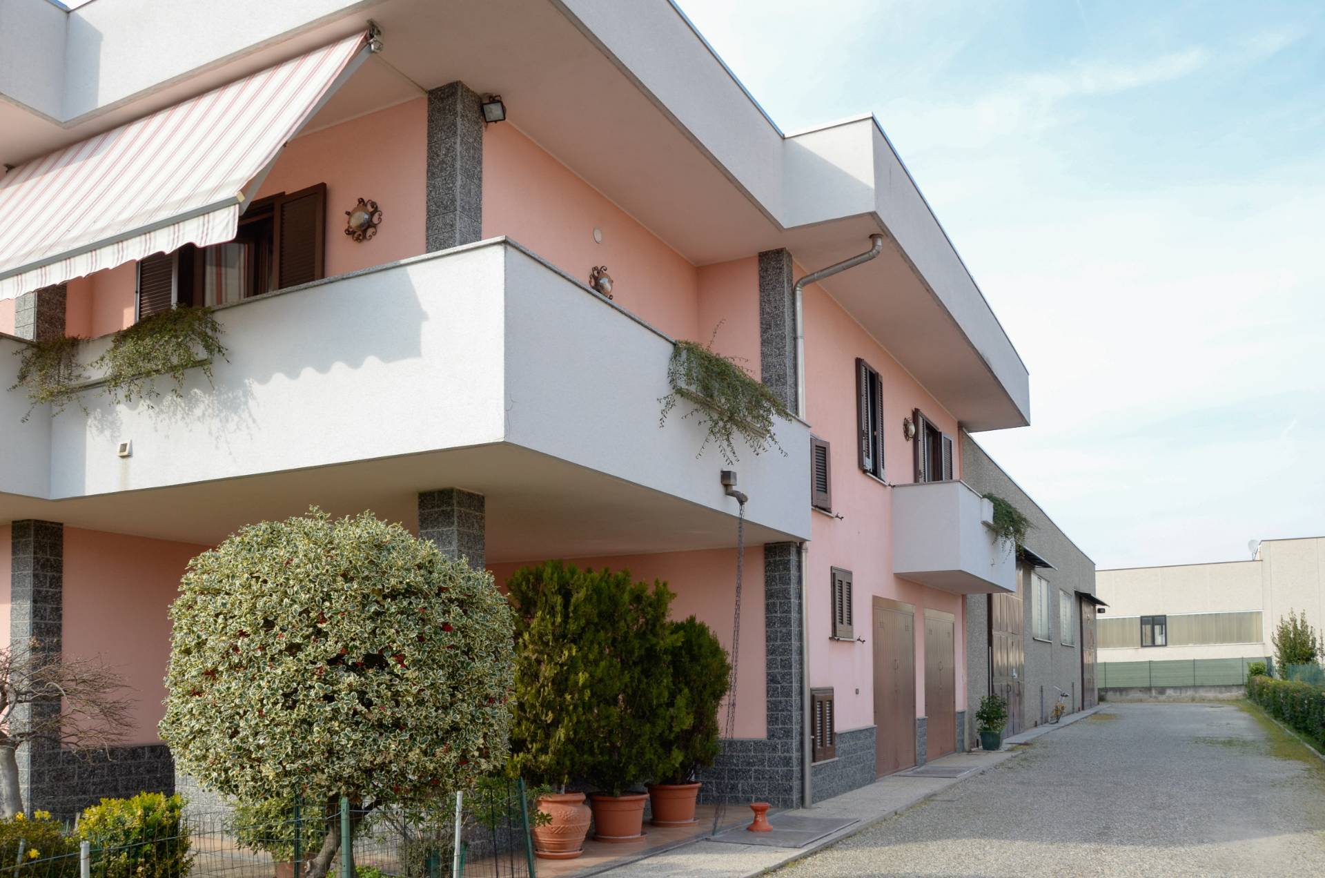 Capannone + Palazzina Uffici in vendita a Samarate