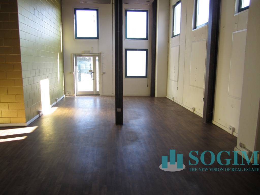 Capannone in vendita a Gavirate