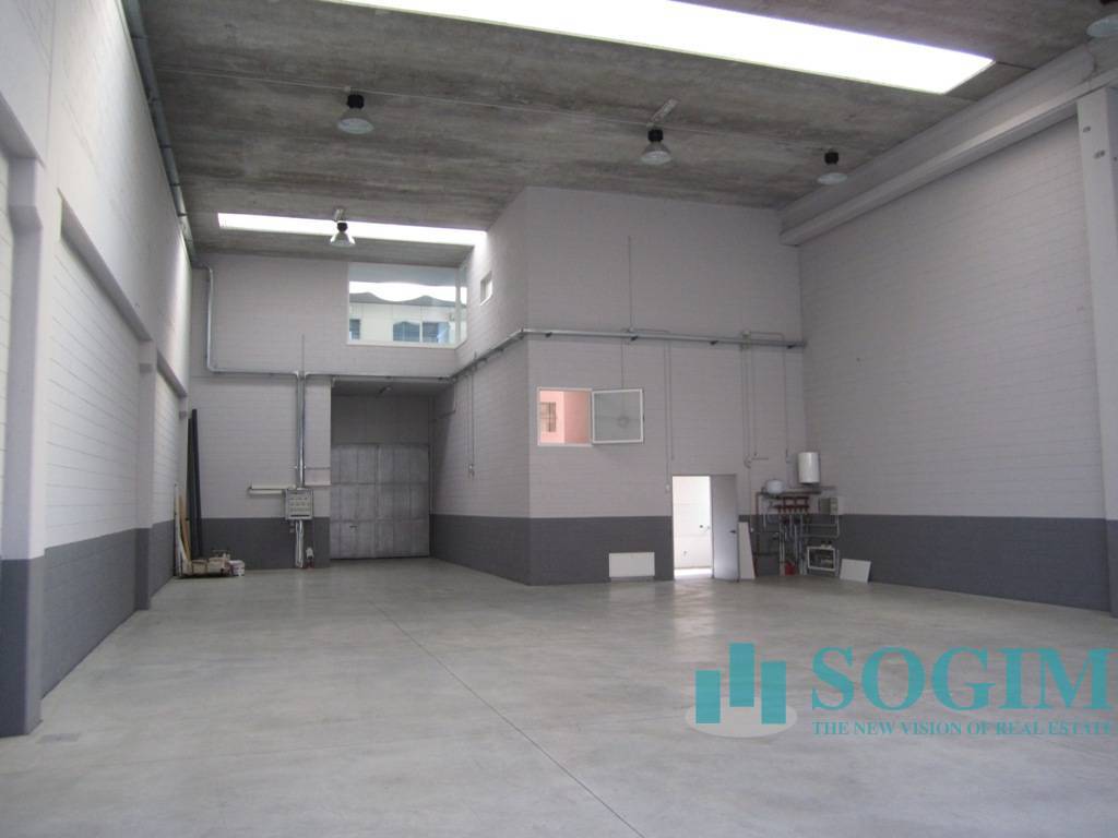 Capannone in vendita a Gavirate