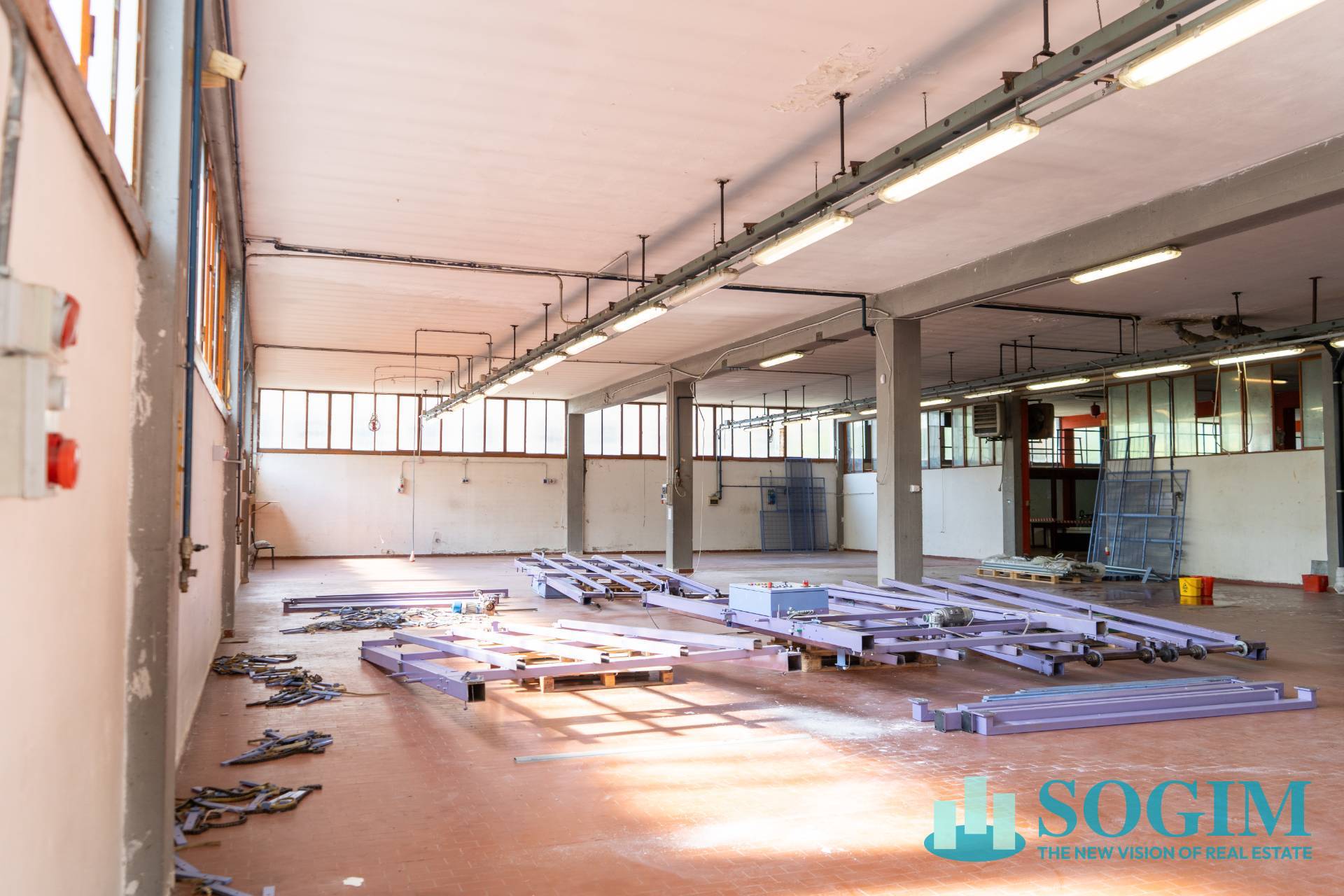 Capannone + Palazzina Uffici in vendita a Seregno