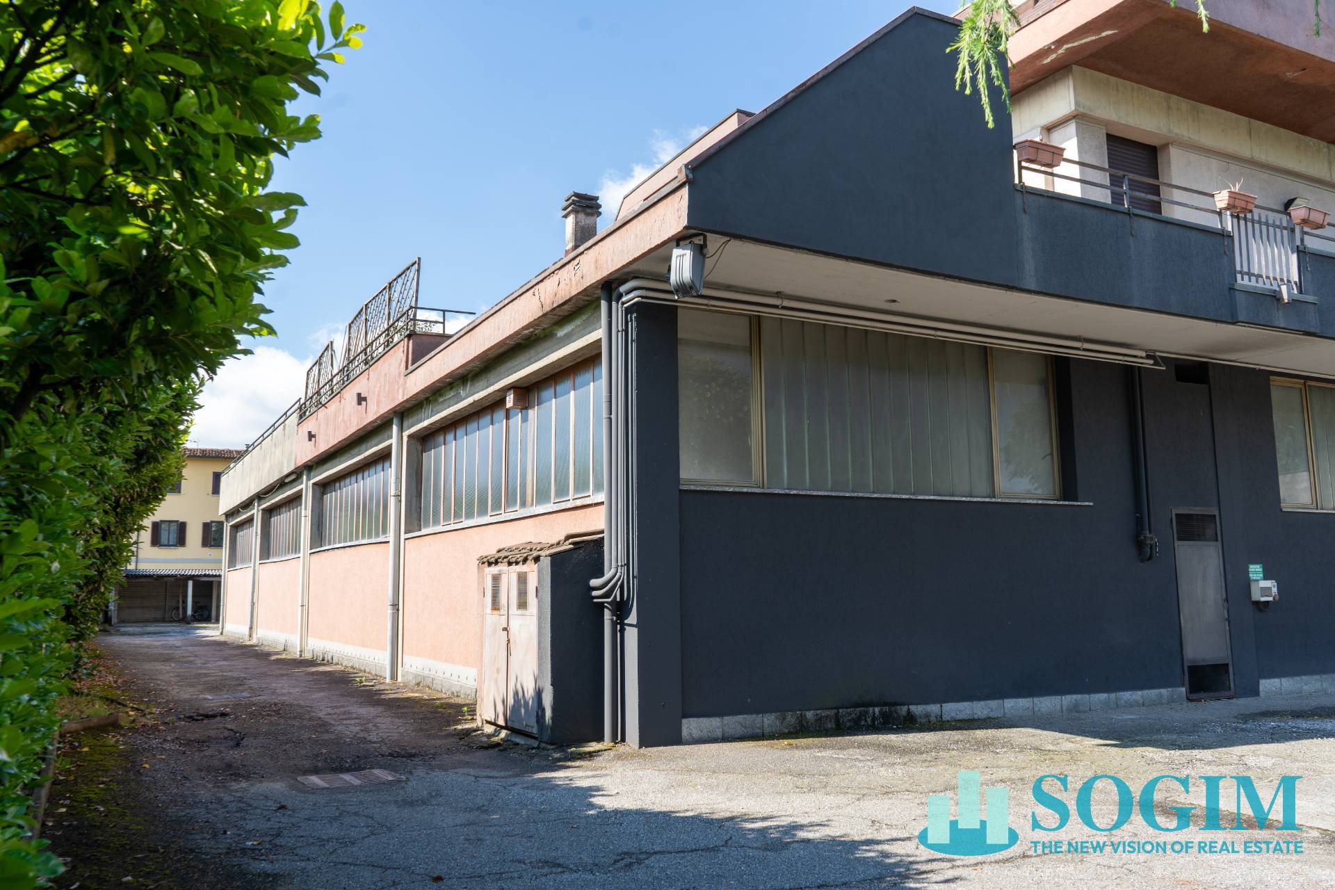 Capannone + Palazzina Uffici in vendita a Seregno