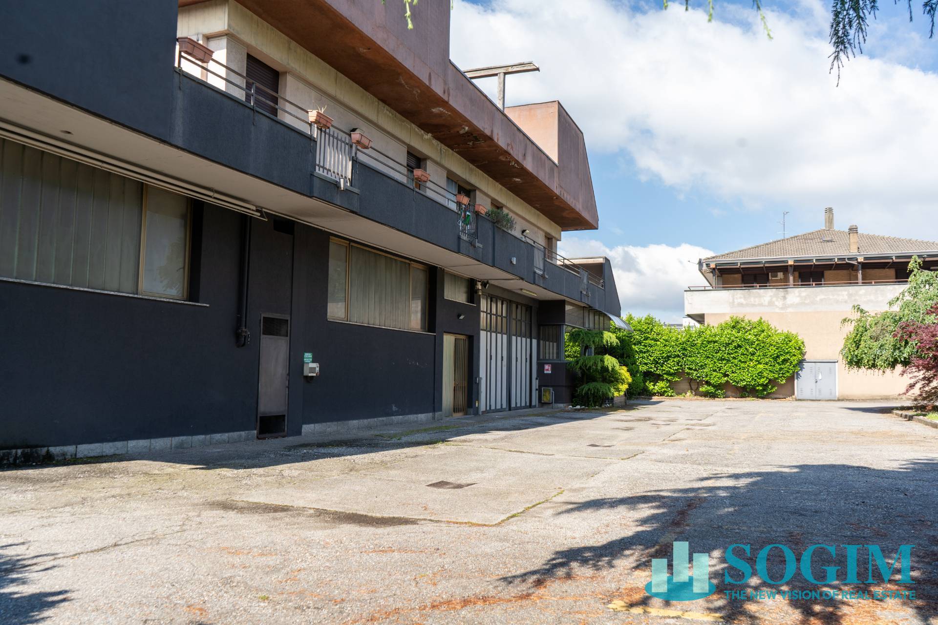 Capannone + Palazzina Uffici in vendita a Seregno