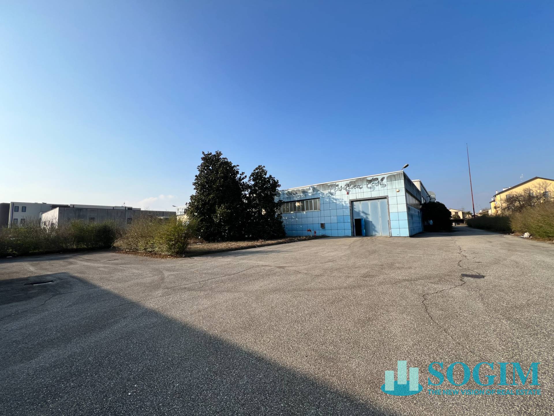 Capannone + Palazzina Uffici in vendita a Inveruno