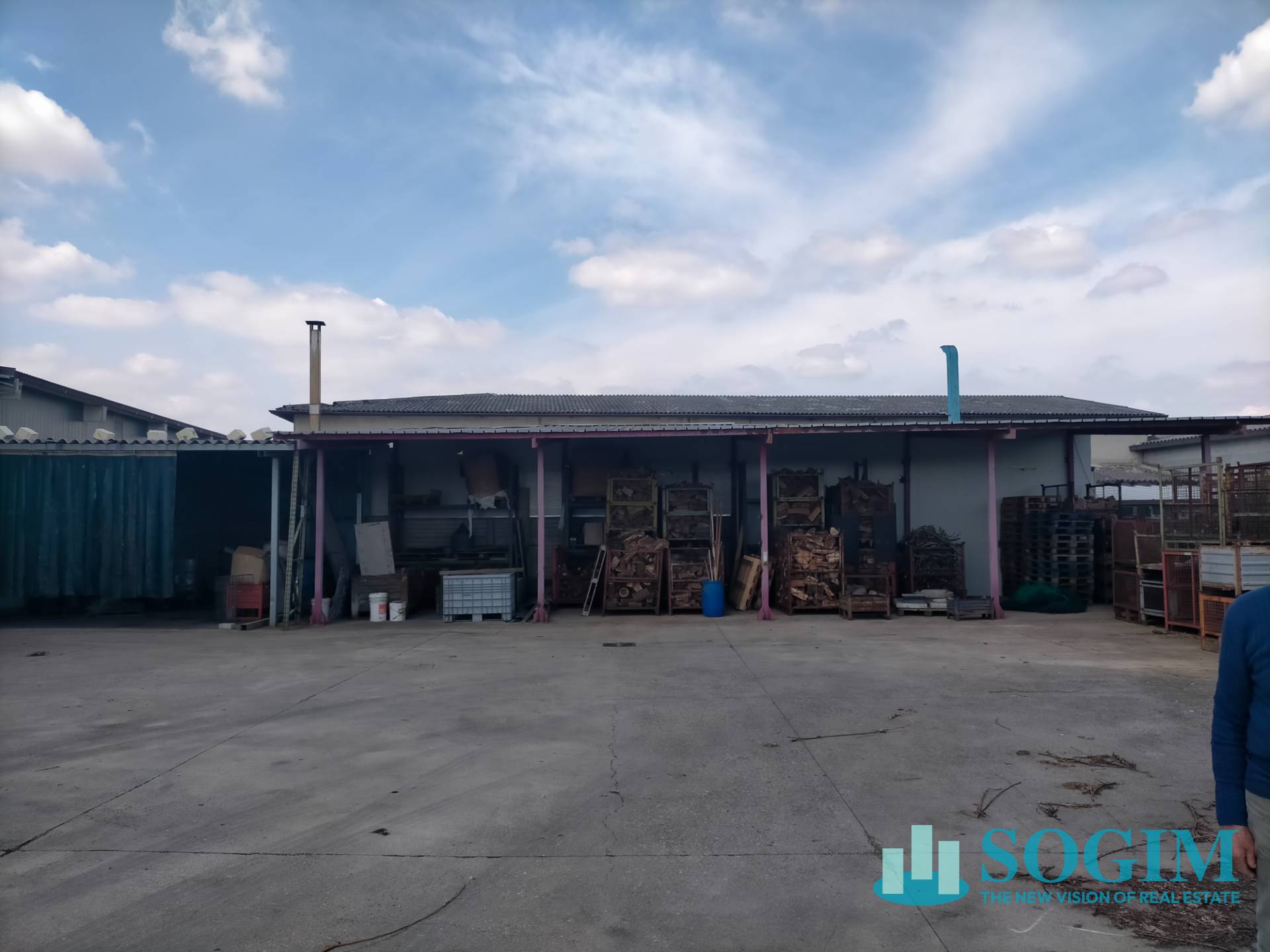 Capannone in vendita a Vellezzo Bellini, Giovenzano