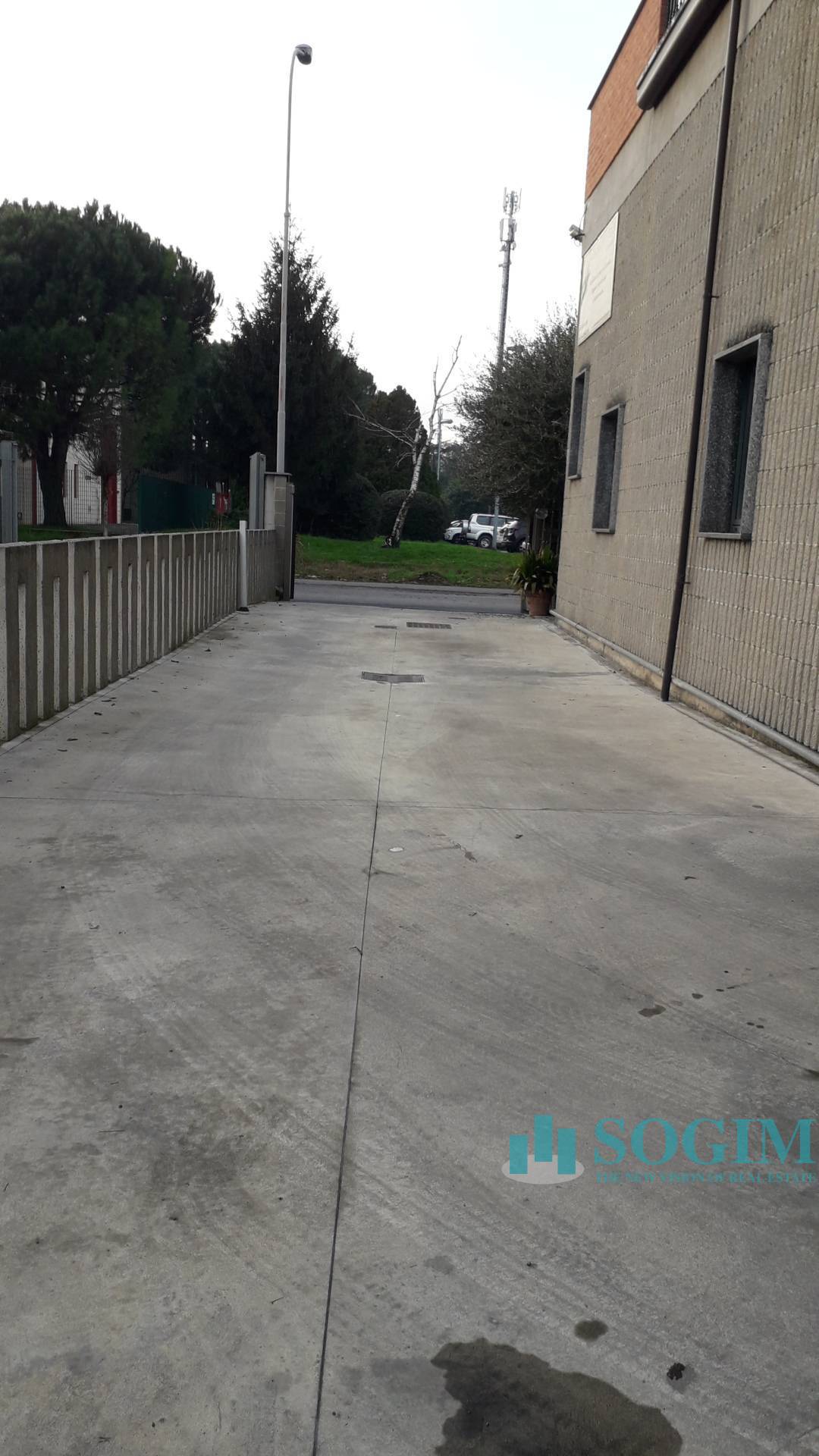 Capannone + Palazzina Uffici in vendita a Senago