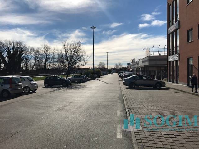 Immobile commerciale in vendita a Pessano con Bornago