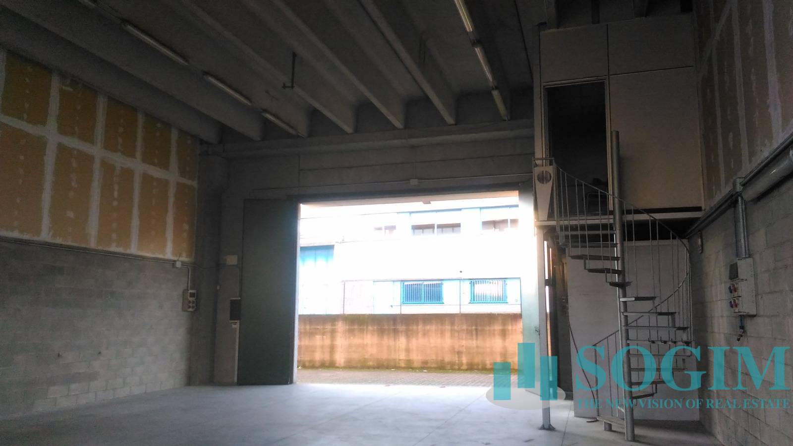 Capannone in vendita a Trezzano Rosa