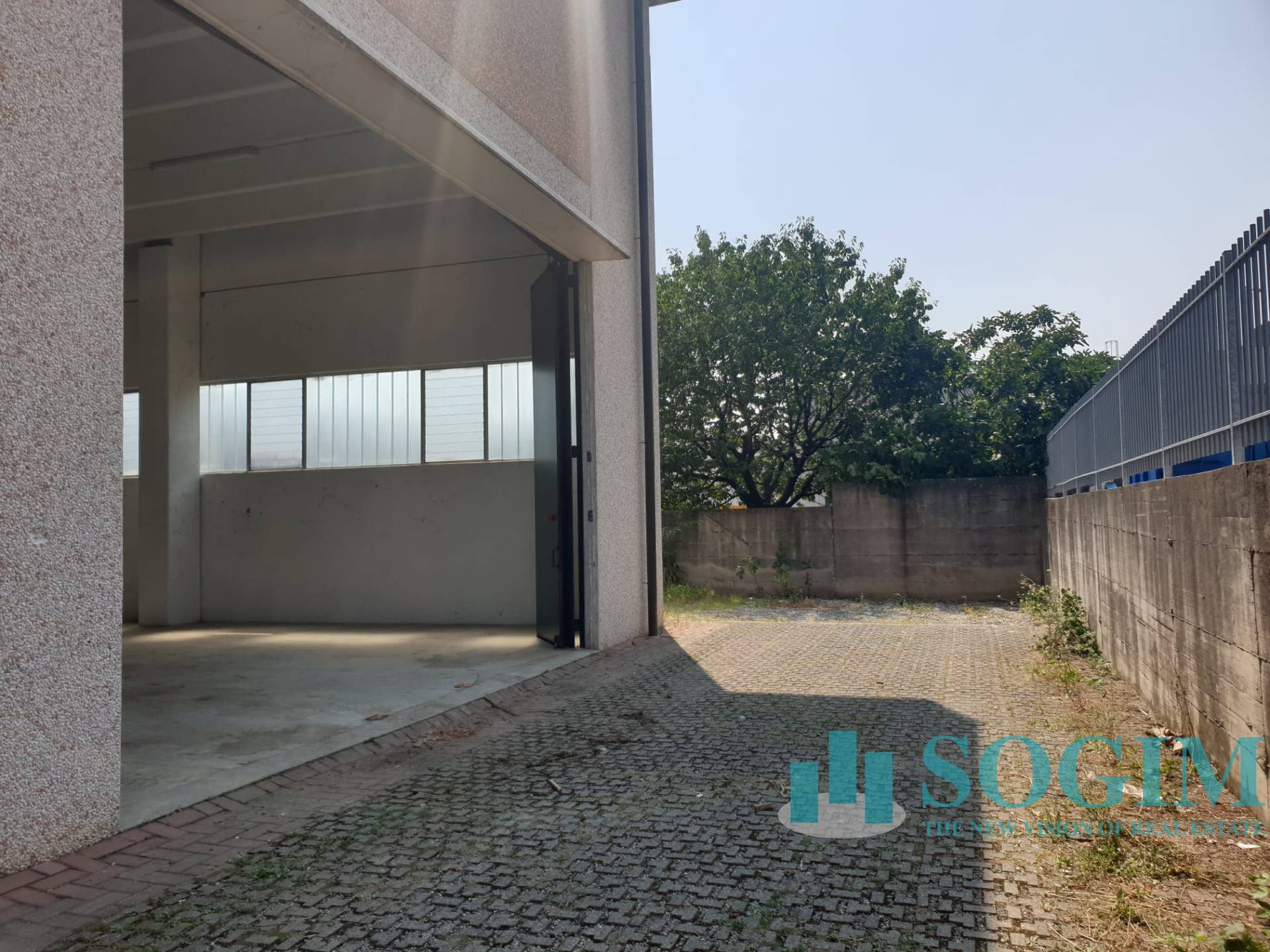 Capannone in vendita a Trezzano Rosa