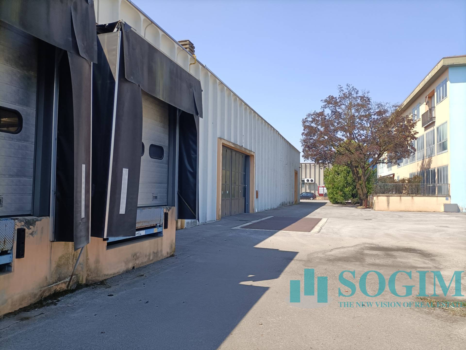 Capannone in vendita a Vedano al Lambro