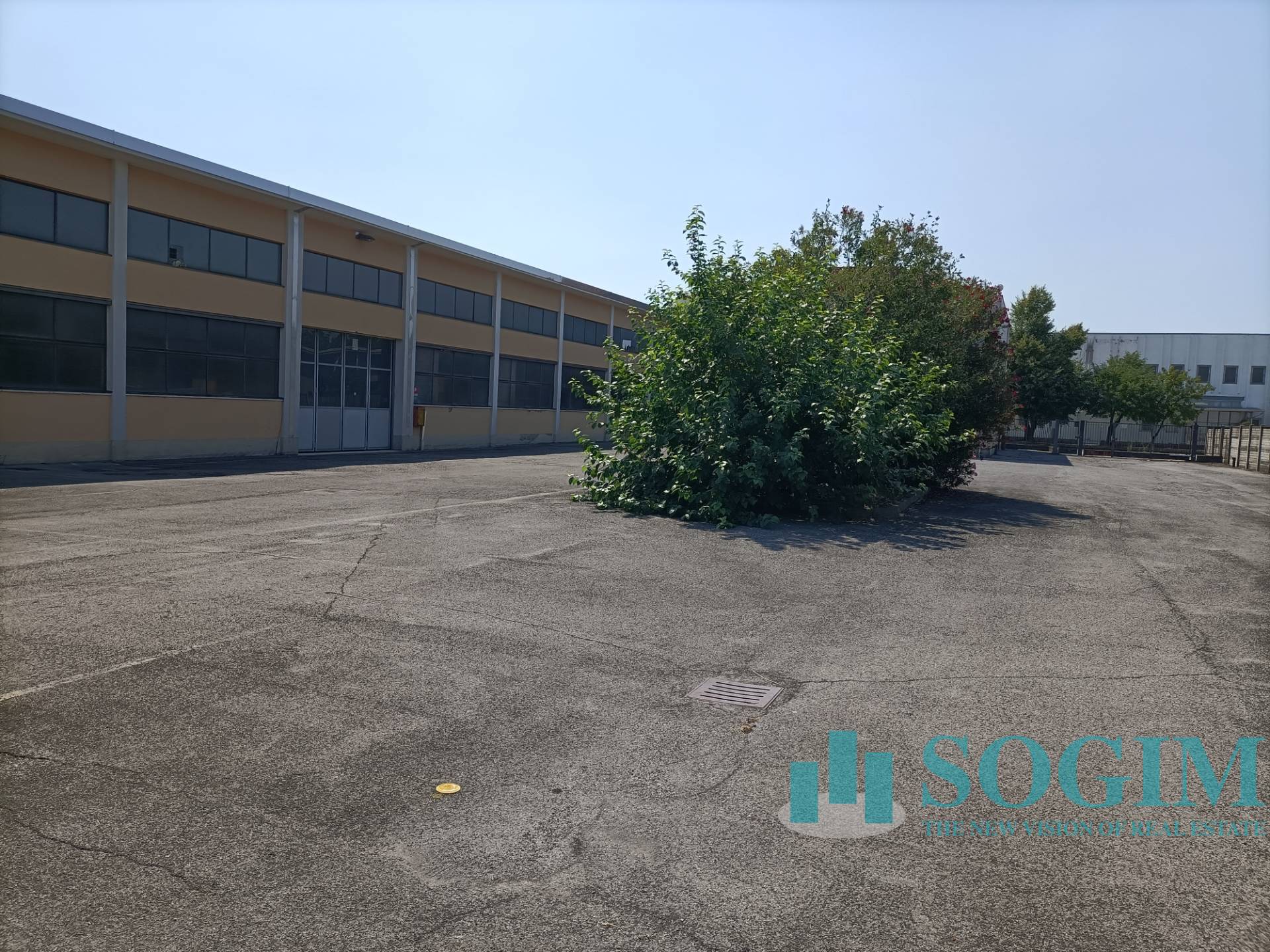 Capannone in vendita a Vedano al Lambro