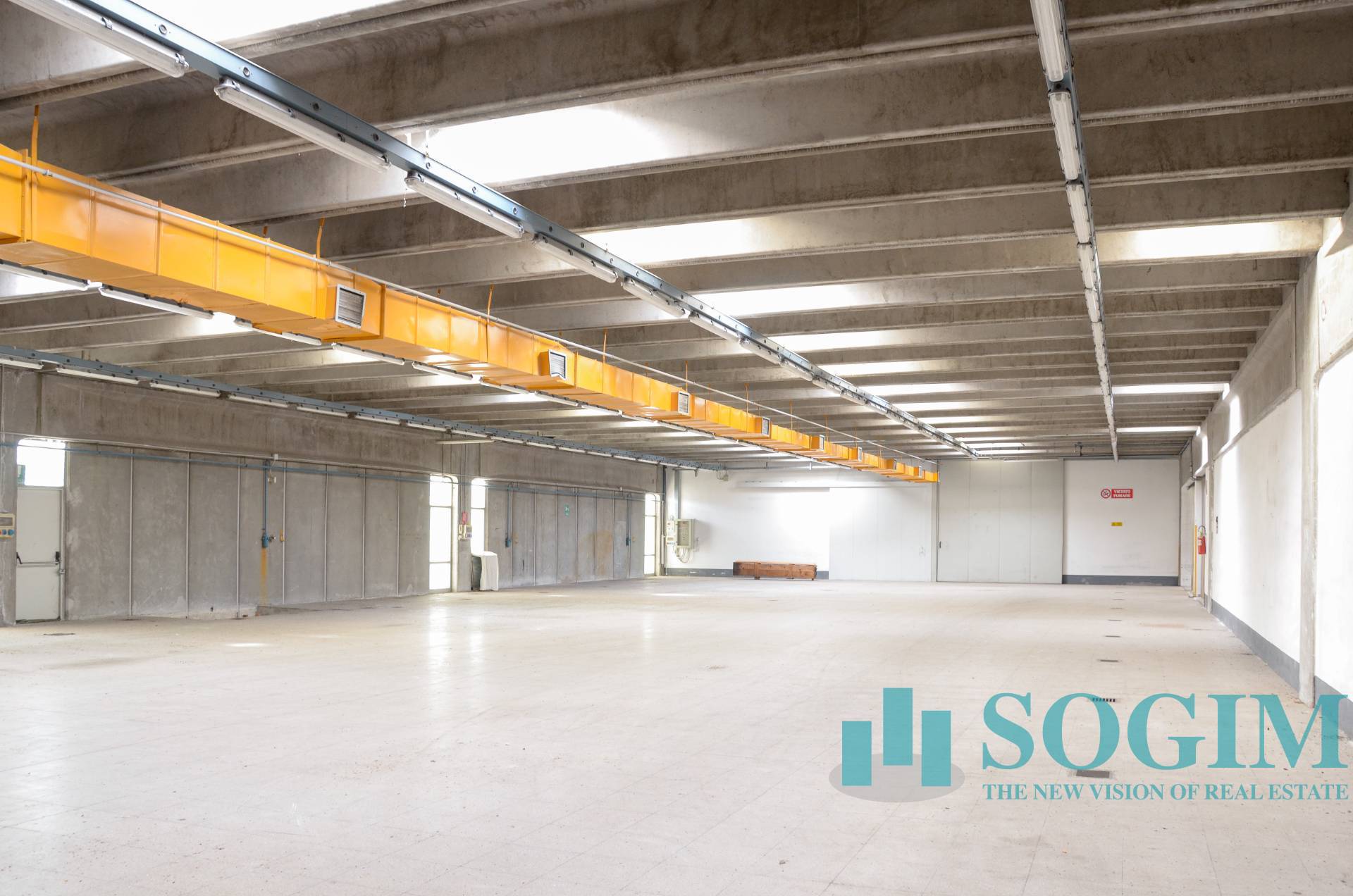 Capannone + Palazzina Uffici in vendita a Golasecca