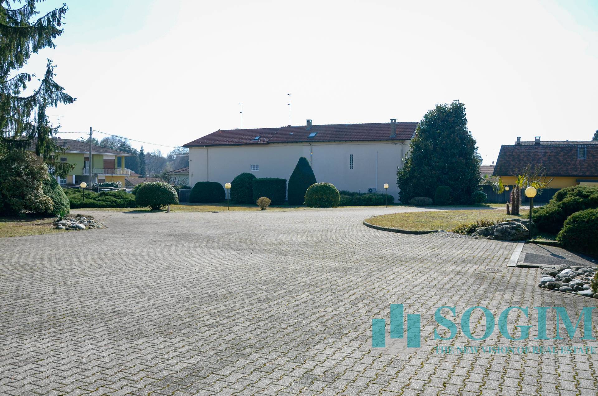 Capannone + Palazzina Uffici in vendita a Golasecca