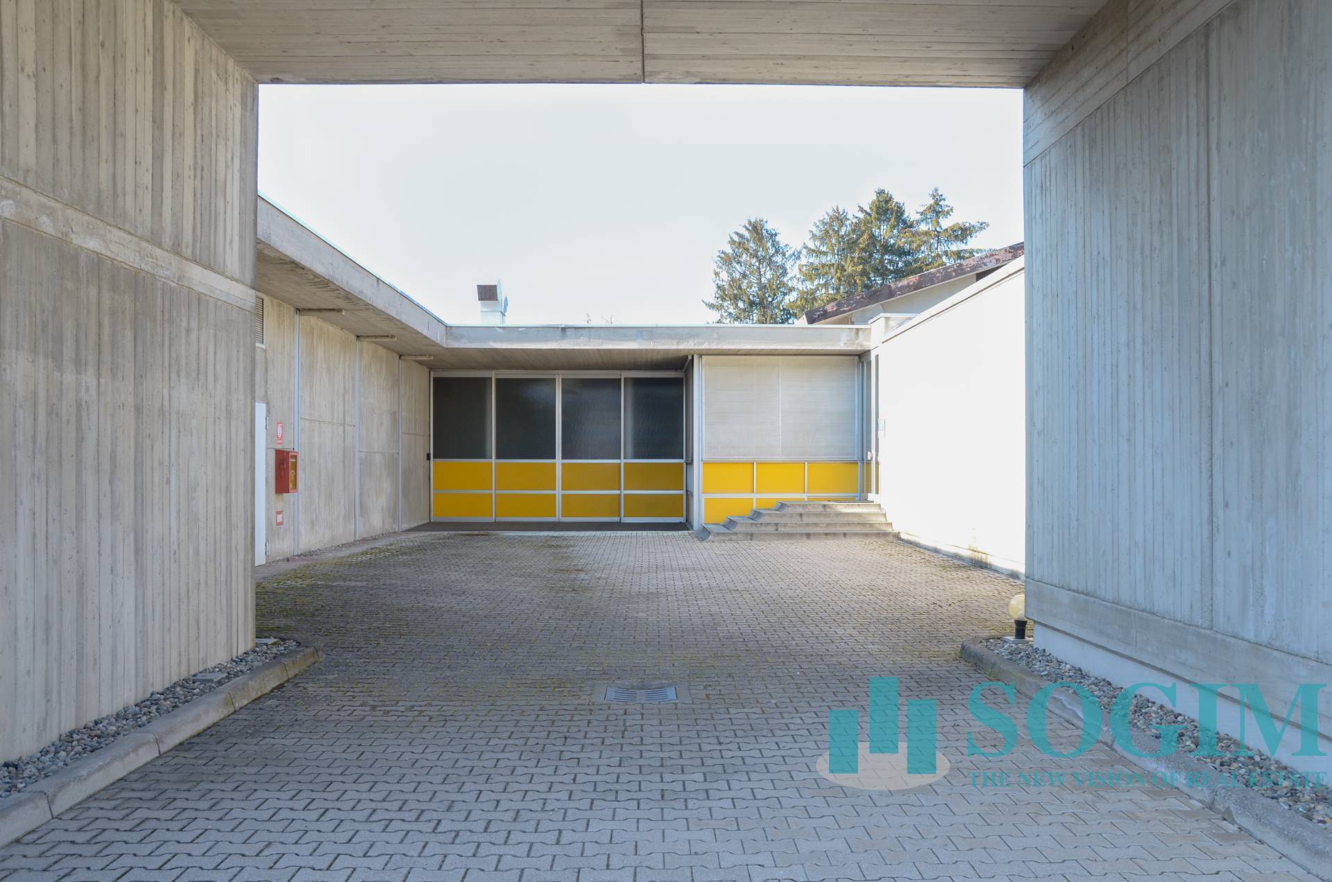 Capannone + Palazzina Uffici in vendita a Golasecca