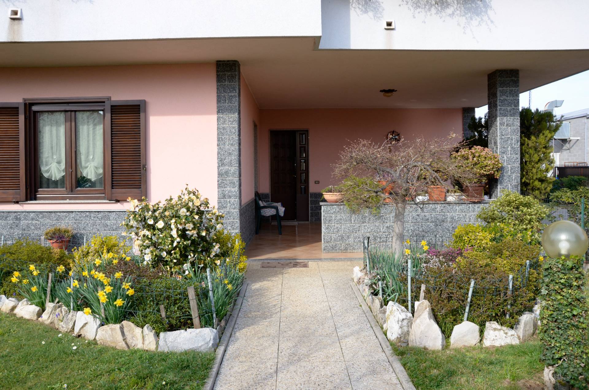 Capannone + Palazzina Uffici in vendita a Samarate