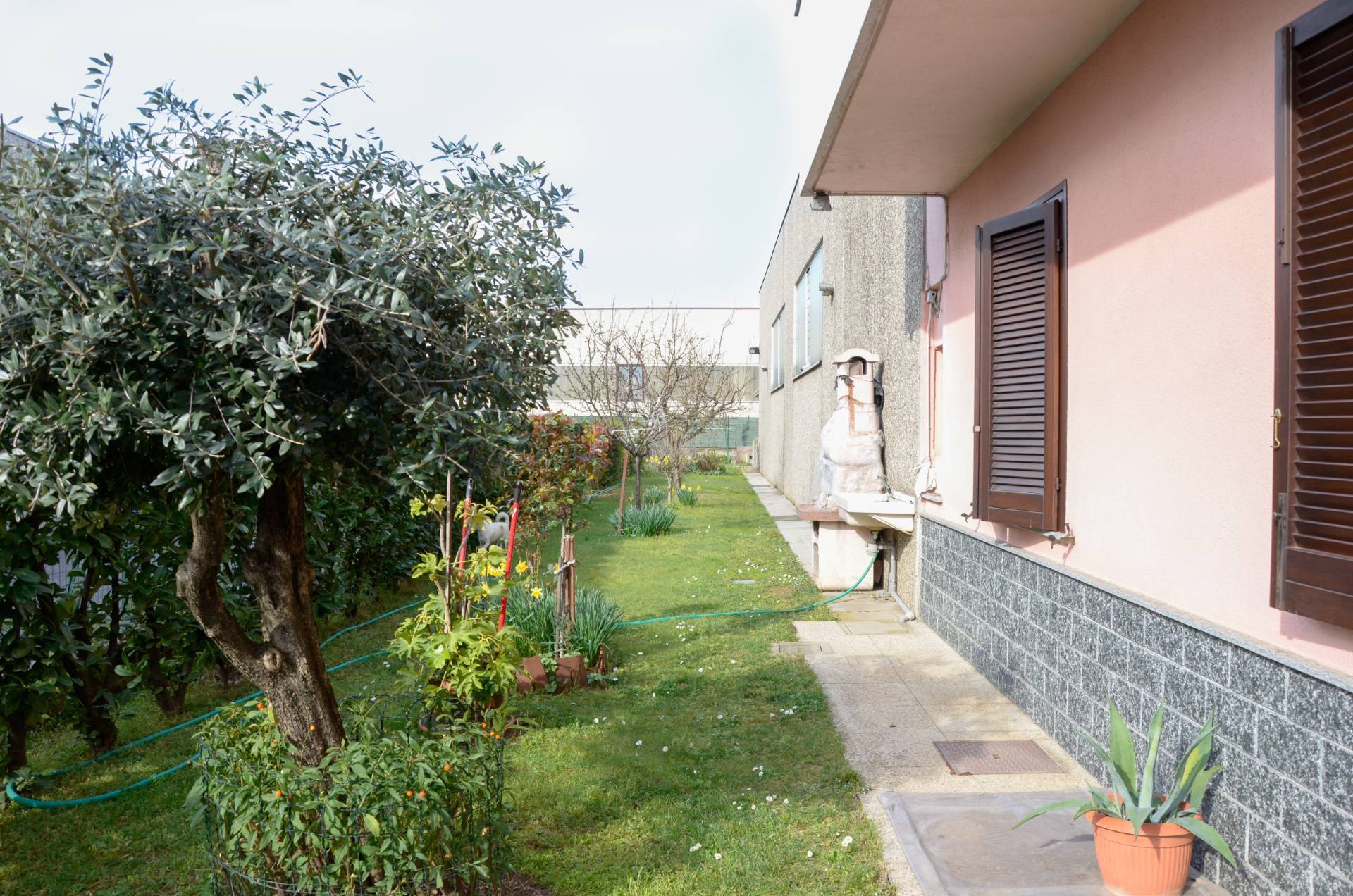 Capannone + Palazzina Uffici in vendita a Samarate