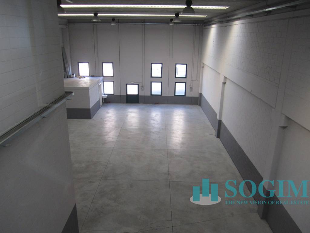 Capannone in vendita a Gavirate