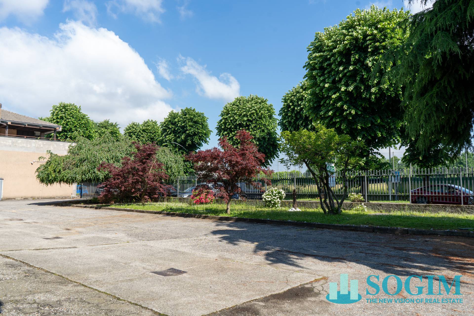 Capannone + Palazzina Uffici in vendita a Seregno