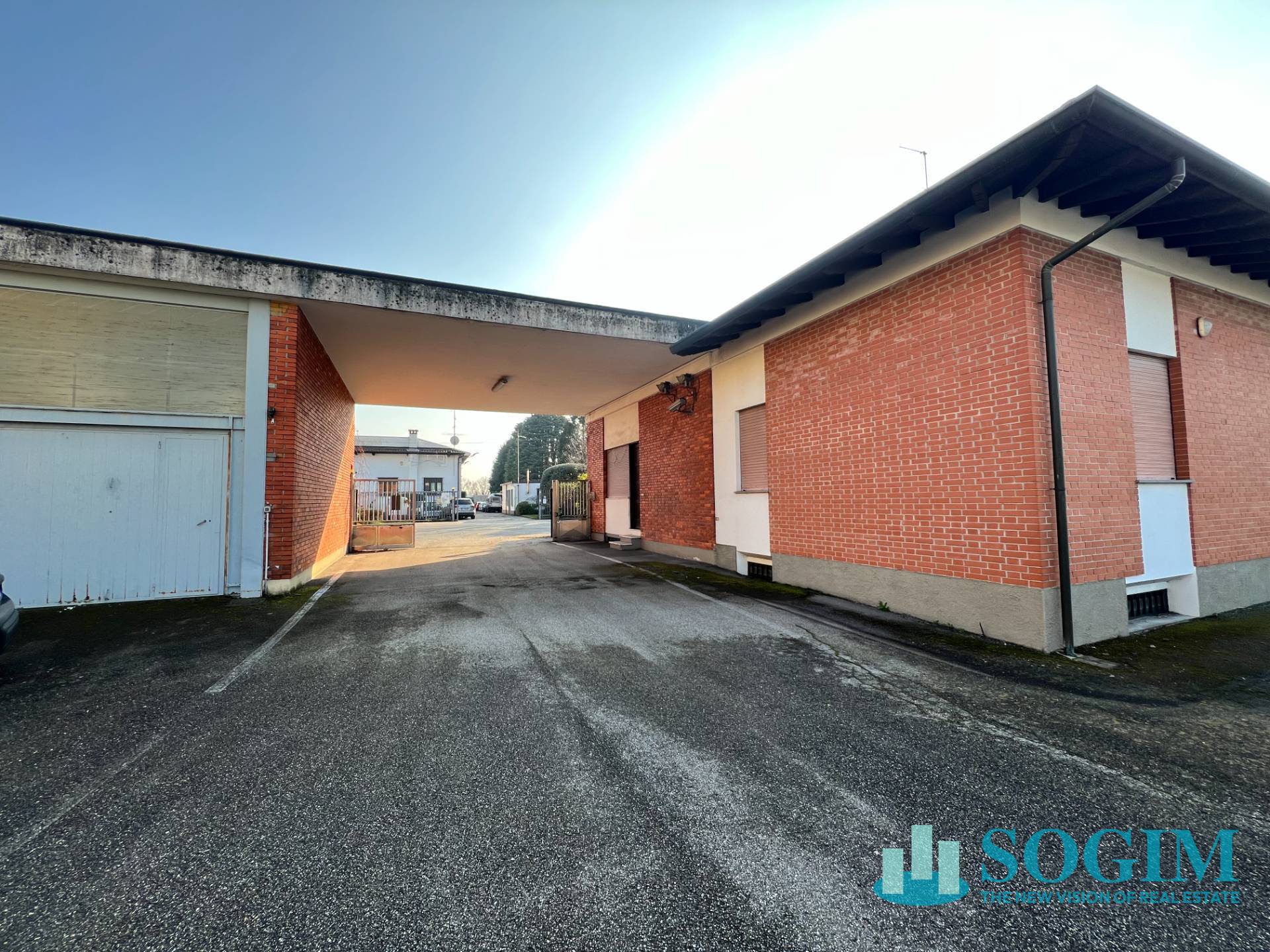 Capannone + Palazzina Uffici in vendita a Inveruno