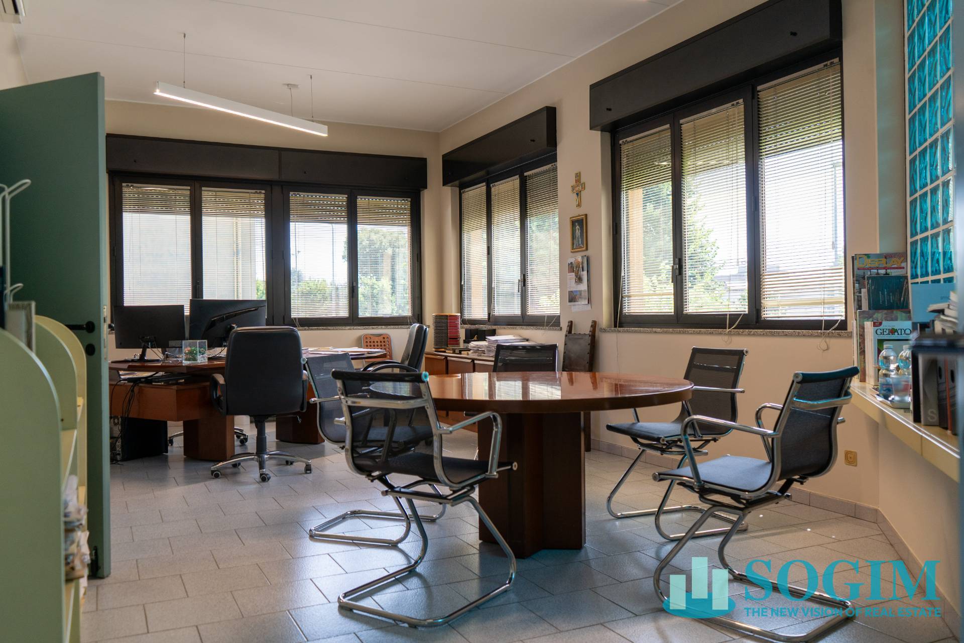 Capannone + Palazzina Uffici in affitto a Carugate