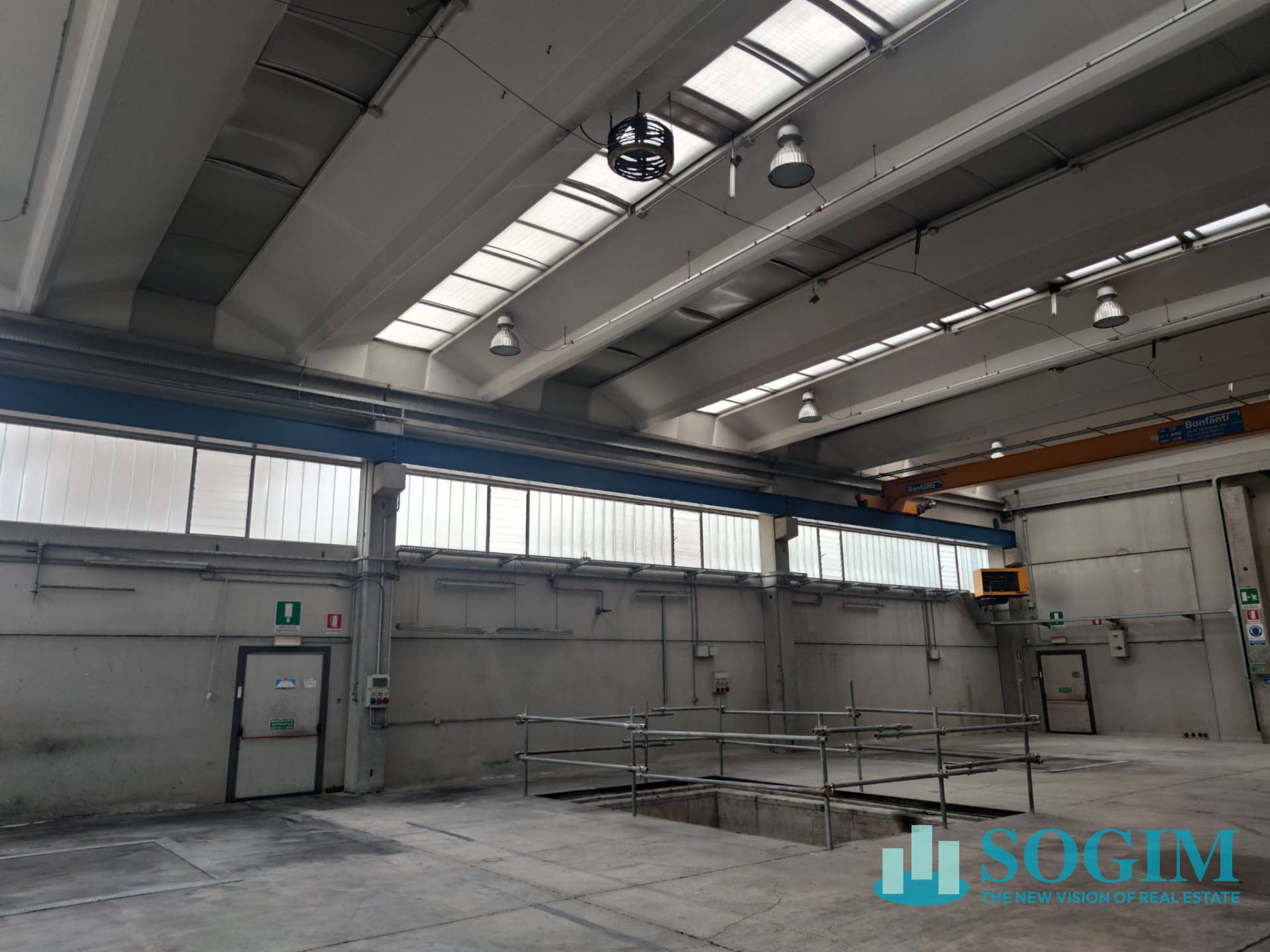 Capannone in vendita a Carvico