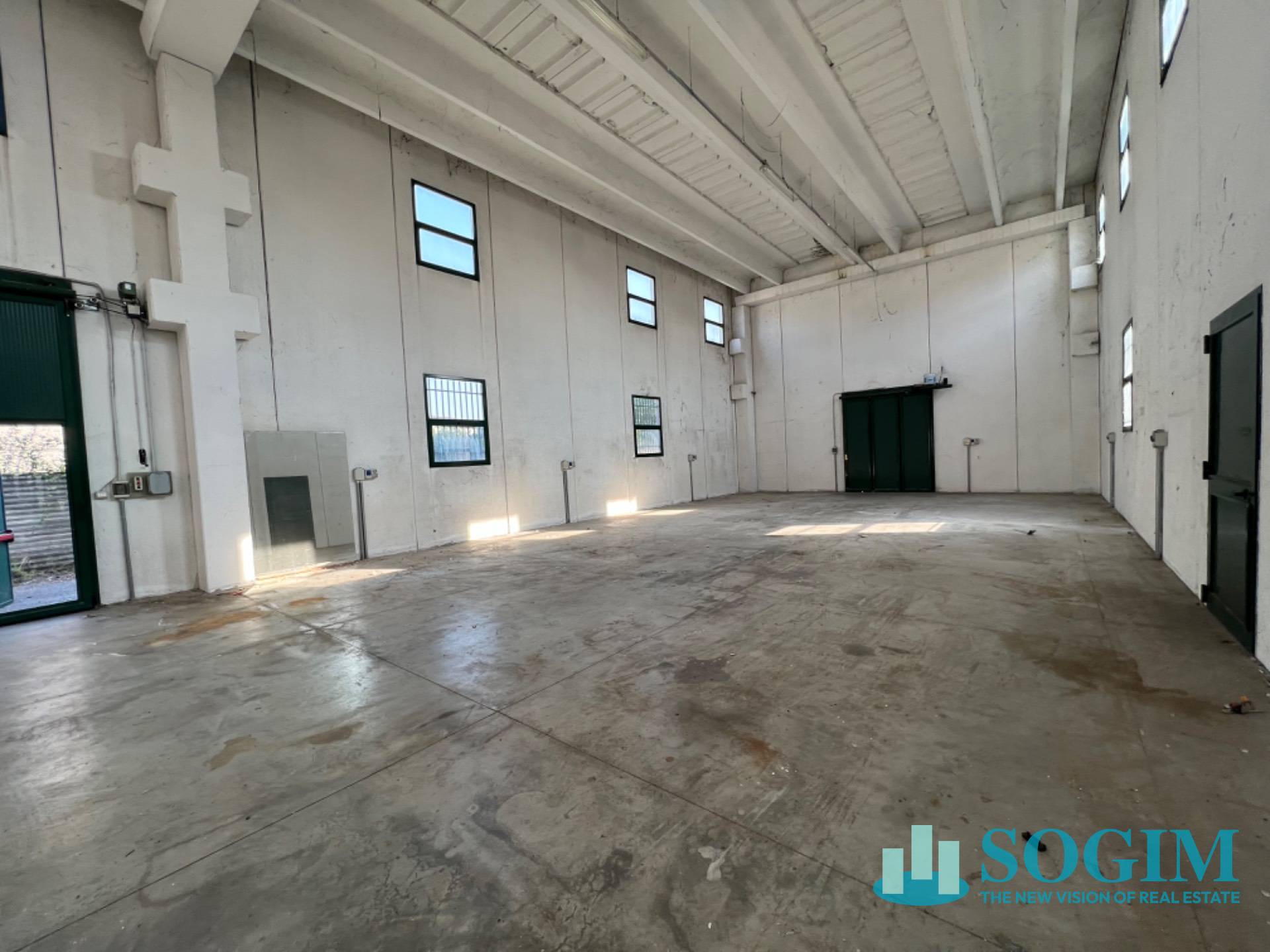 Capannone in affitto a Verano Brianza