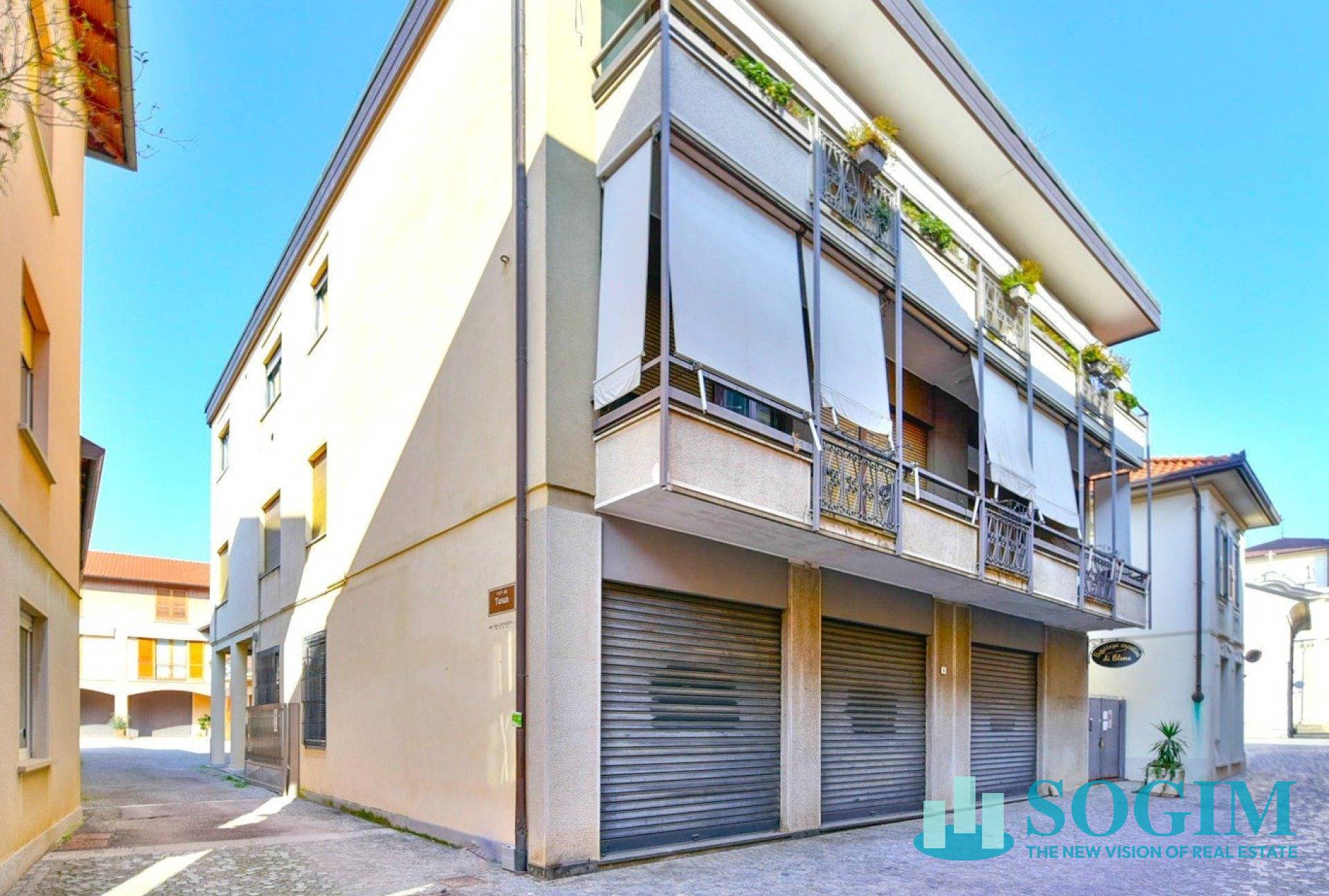 Immobile commerciale in affitto a Lazzate