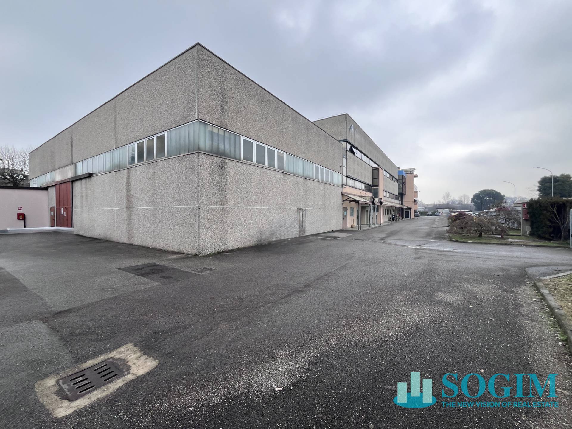 Capannone + Palazzina Uffici in vendita a Assago