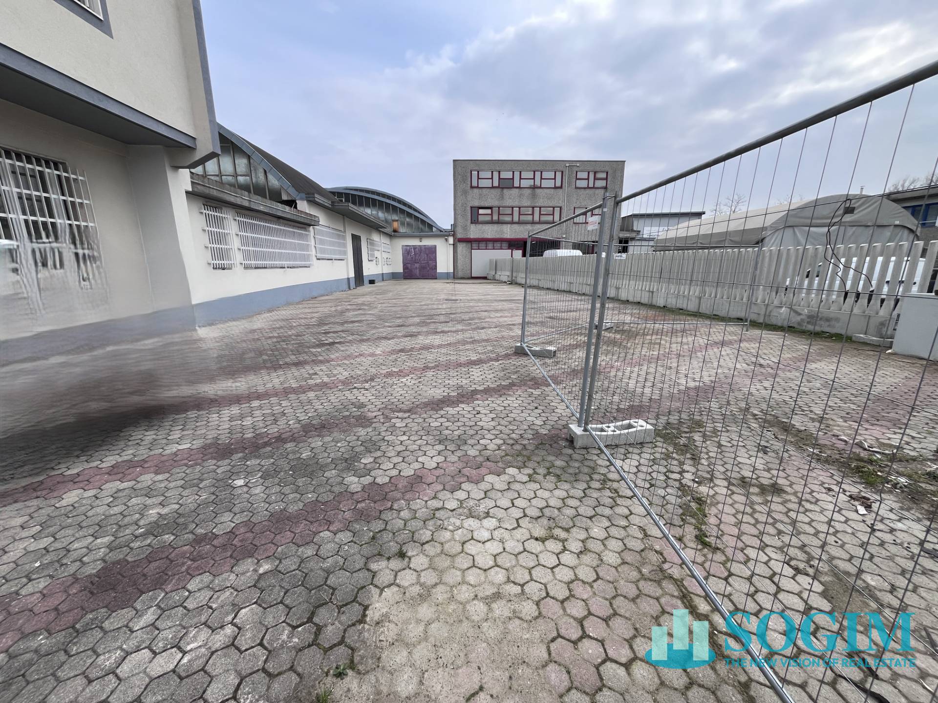 Capannone + Palazzina Uffici in vendita a Trezzano sul Naviglio