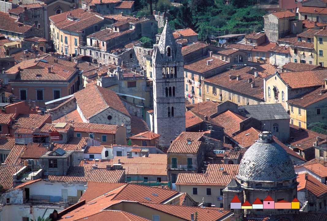 Locale commerciale in affitto a Carrara