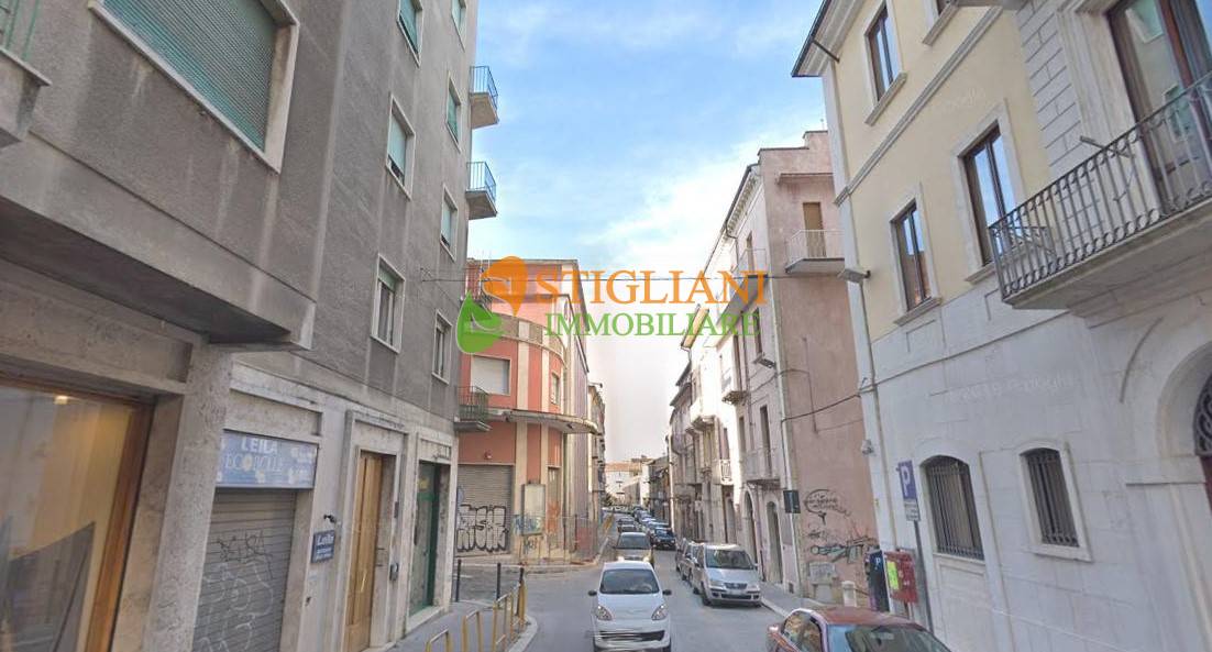 Locale commerciale in affitto a Campobasso, Centro