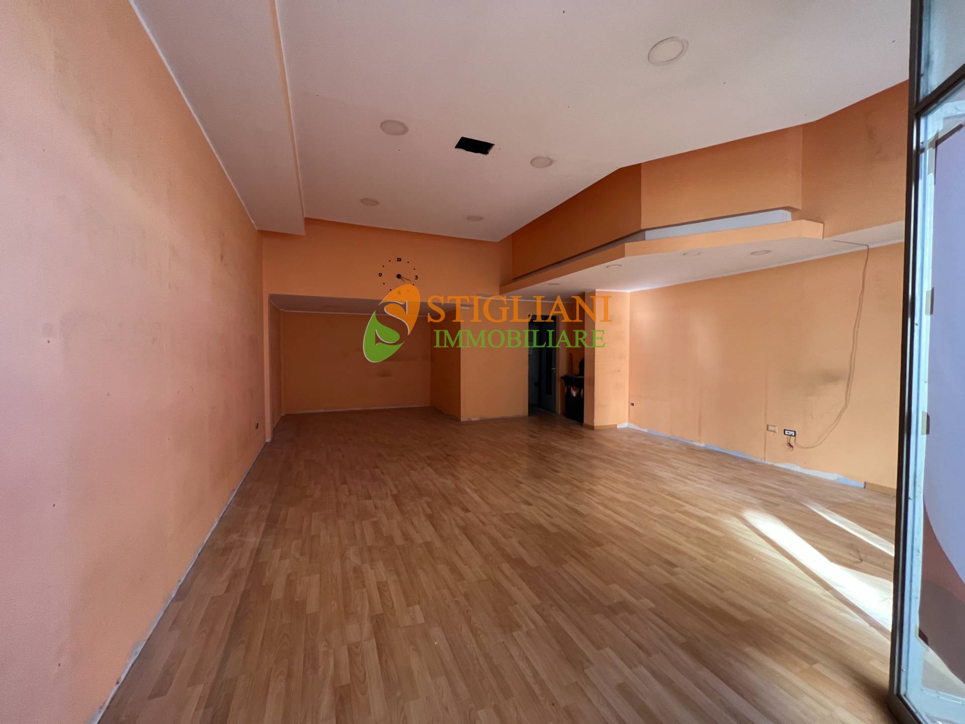 Locale commerciale in vendita a Campobasso, via Ciccaglione