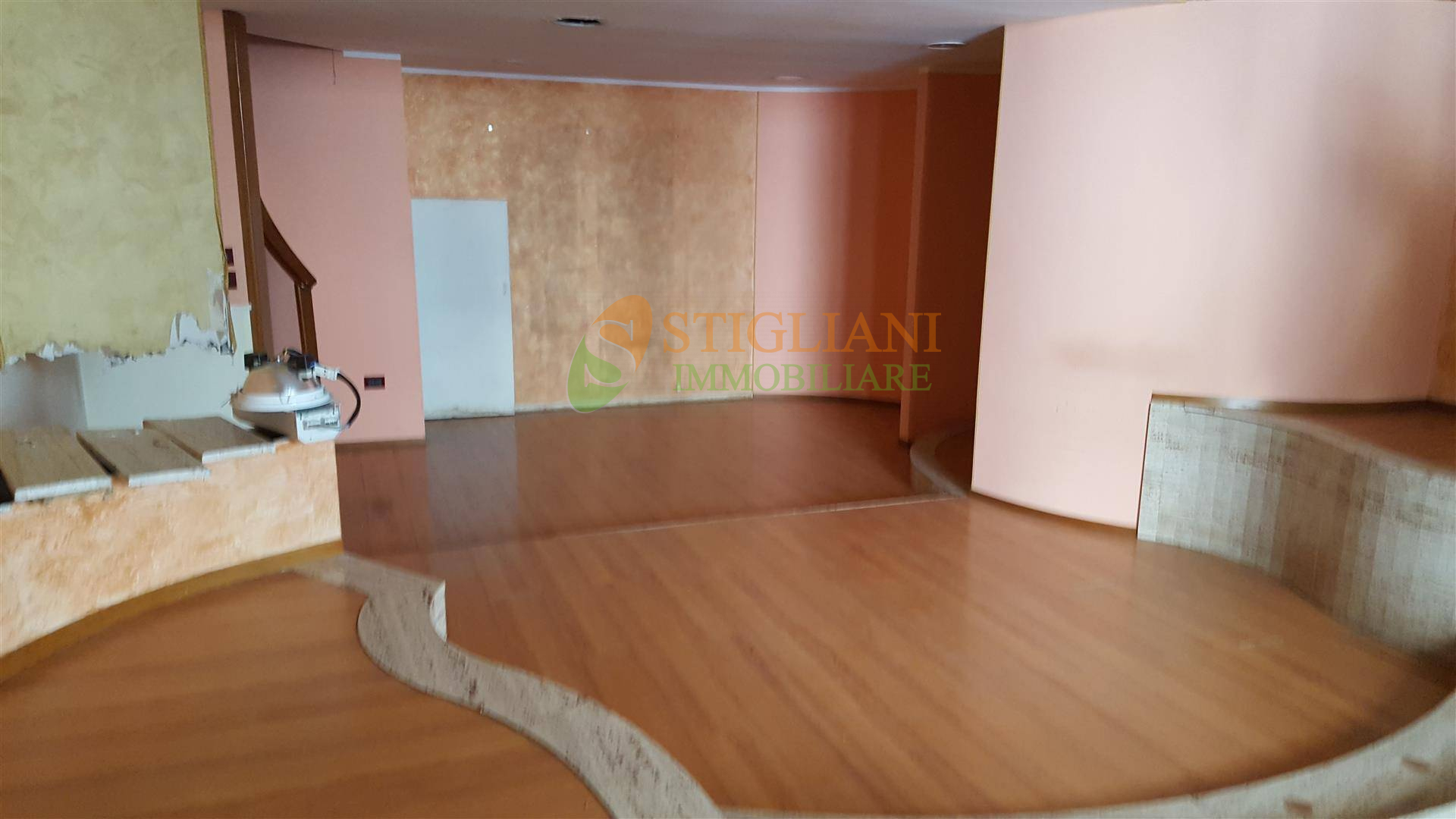 Locale commerciale in affitto a Campobasso, Centro