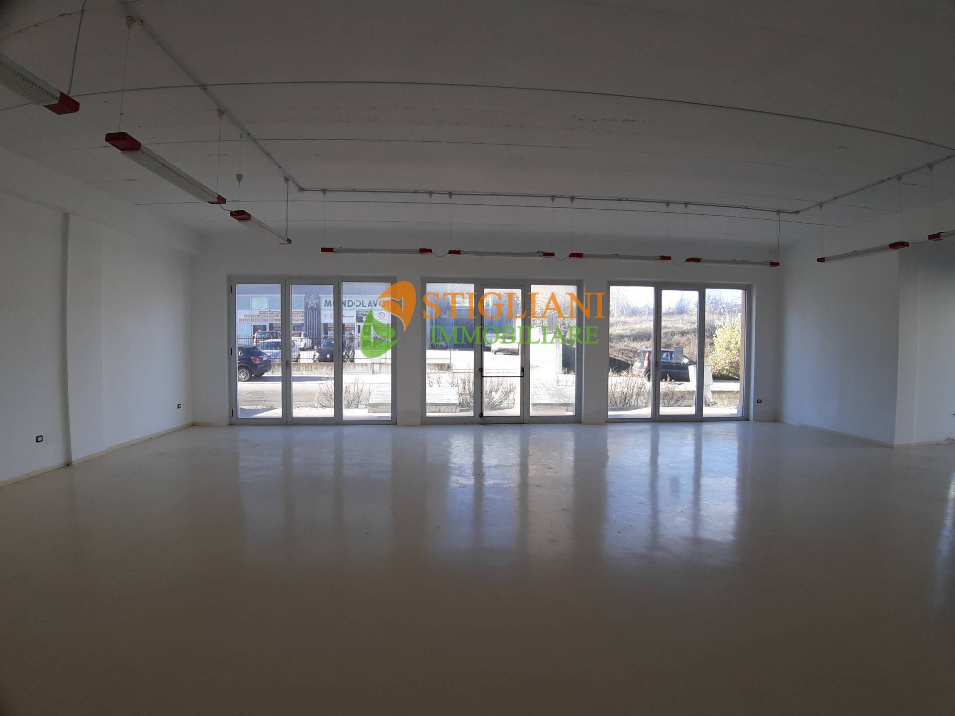 Locale commerciale in affitto a Campobasso, Periferia