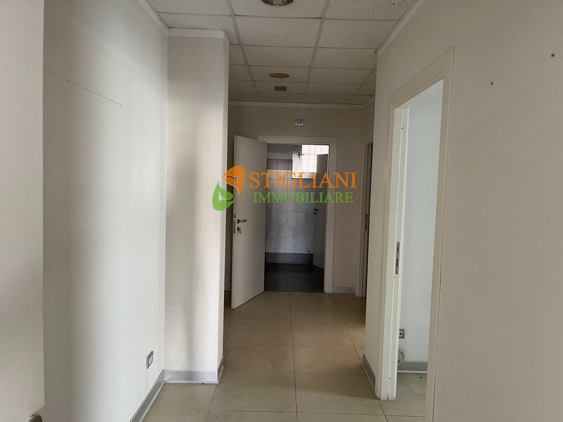 Locale commerciale in vendita a Campobasso, Via Trotta