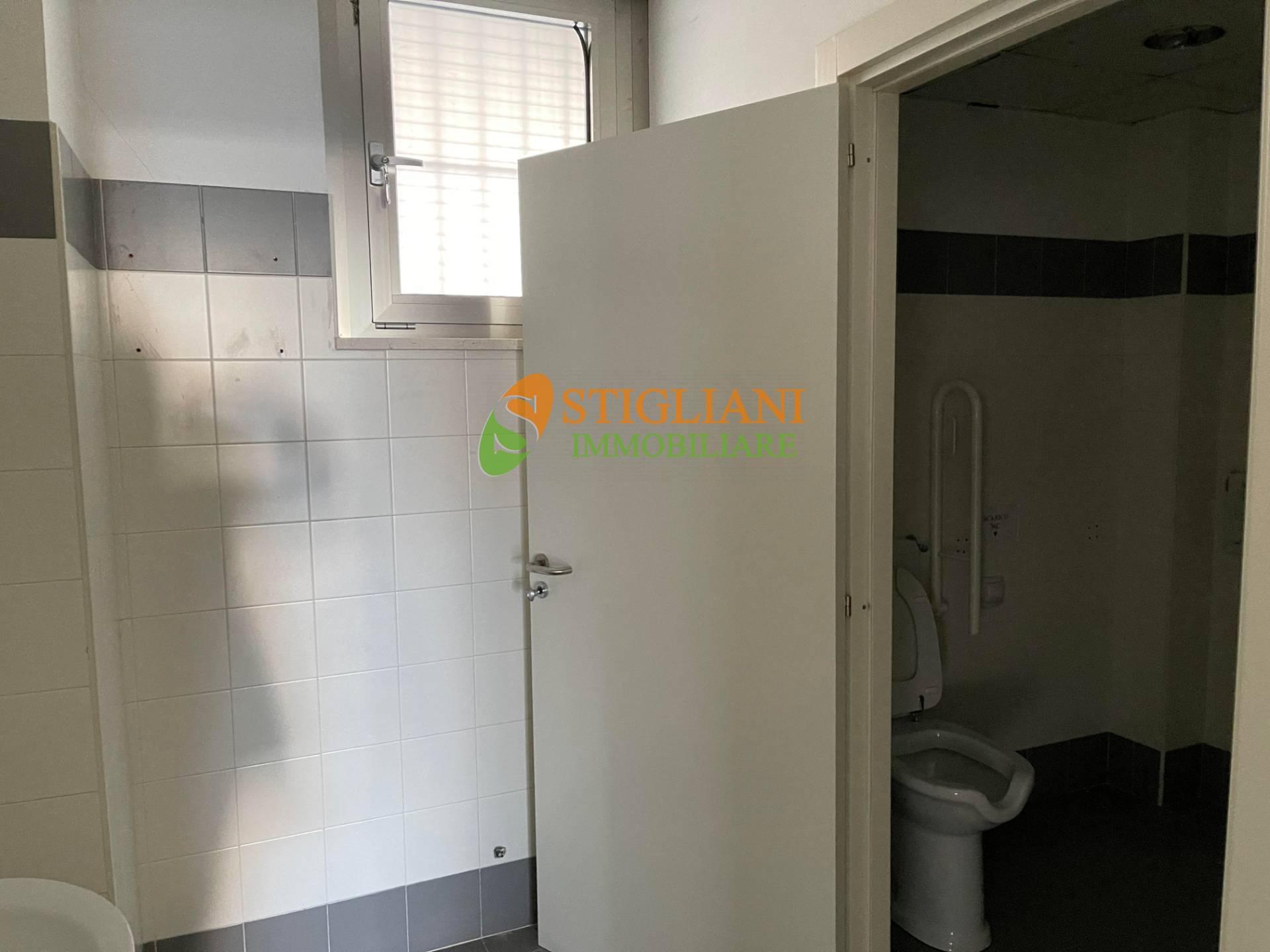 Locale commerciale in vendita a Campobasso, Via Trotta