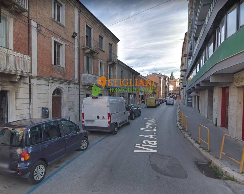 Locale commerciale in affitto a Campobasso, Centro