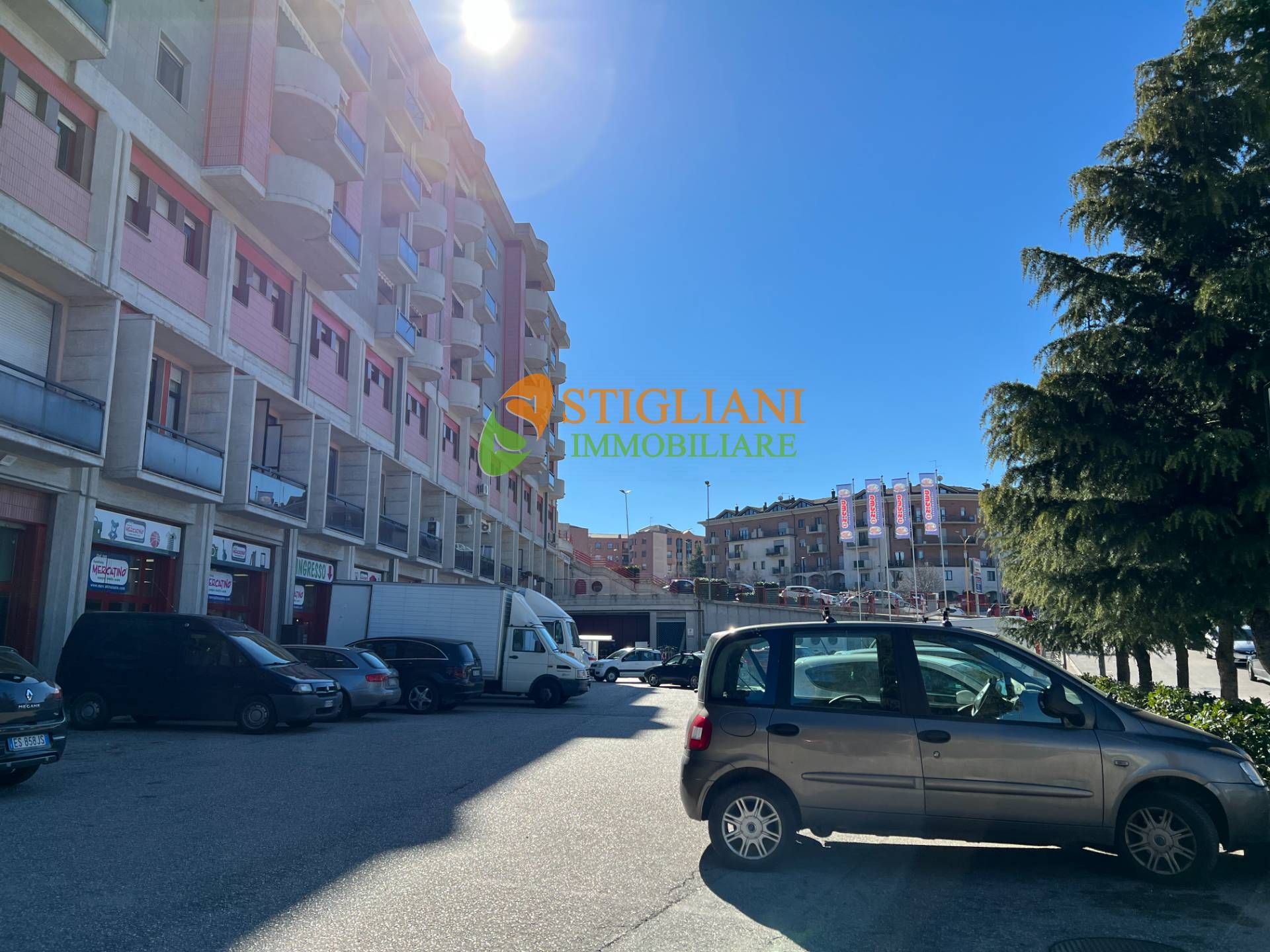 Locale commerciale in vendita a Campobasso, via Guerrizio