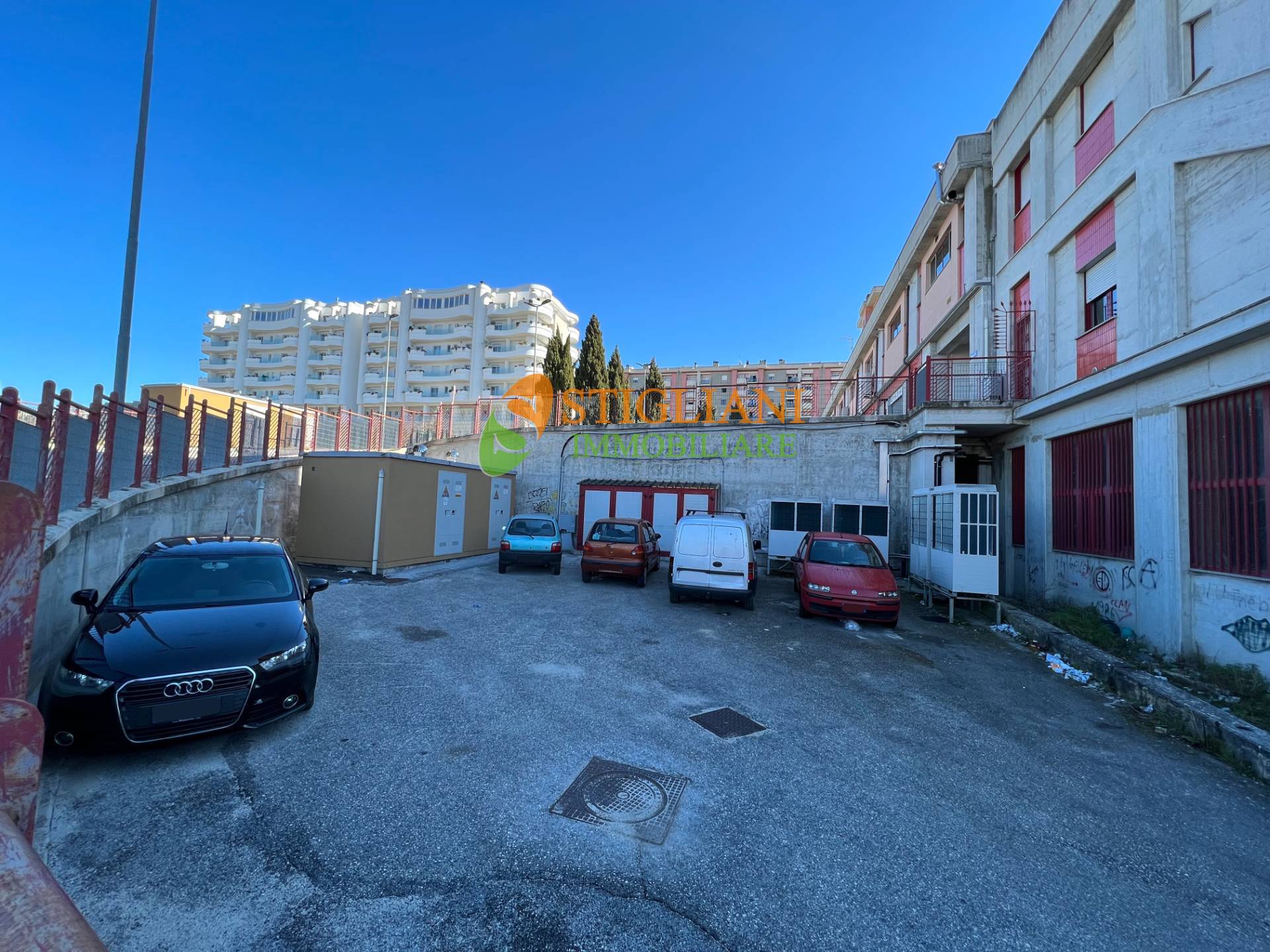 Locale commerciale in vendita a Campobasso, via Guerrizio