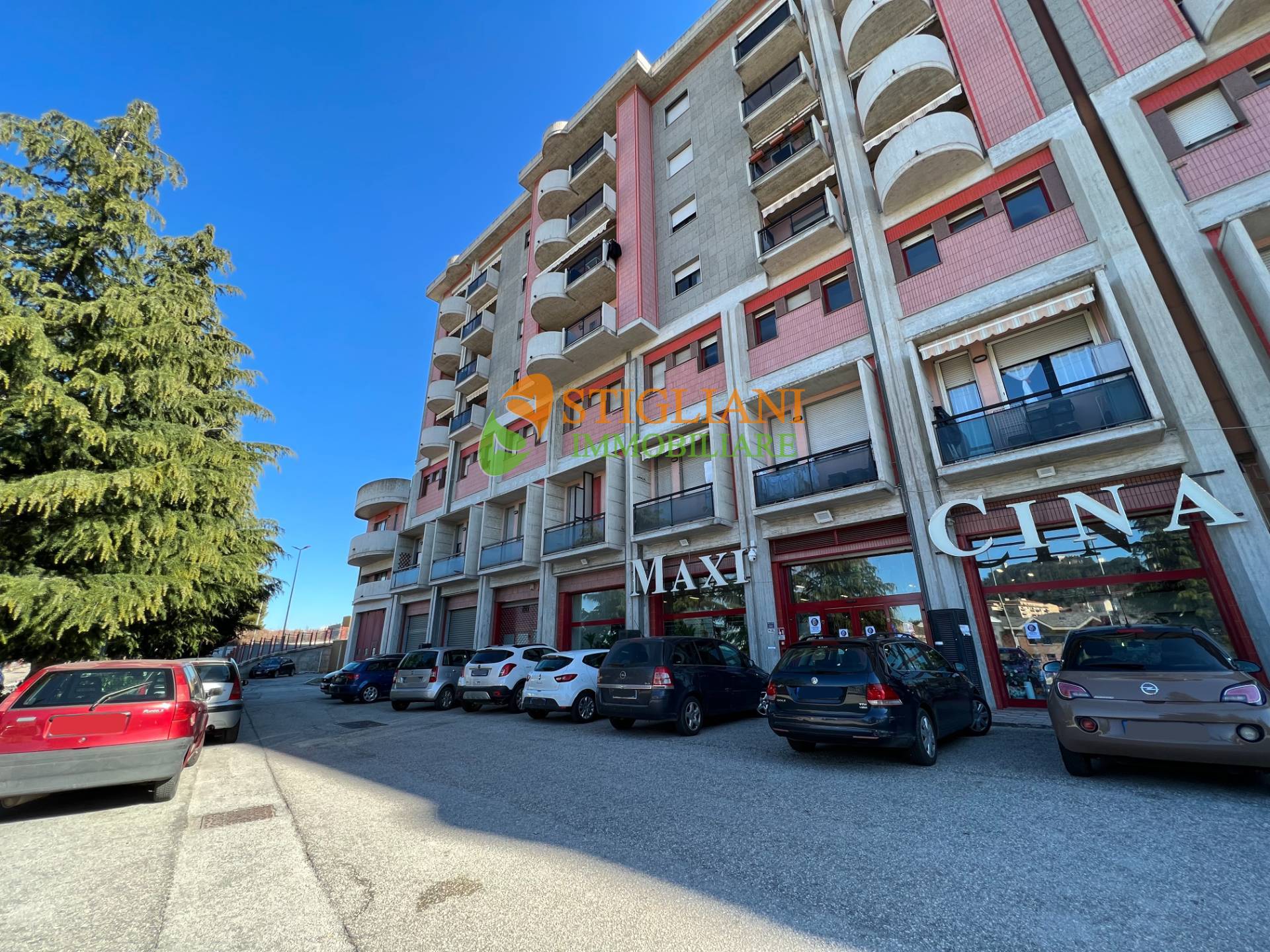 Locale commerciale in vendita a Campobasso, via Guerrizio