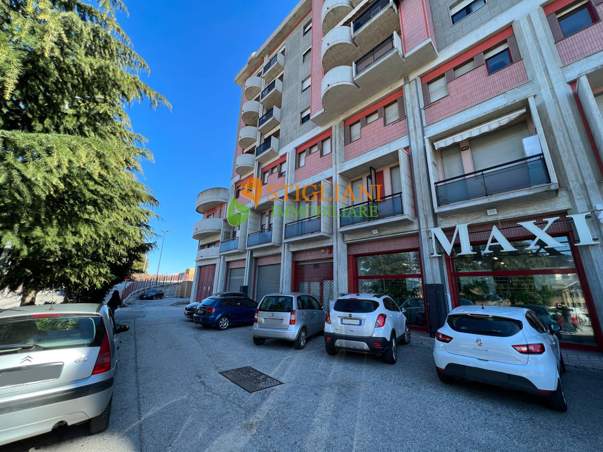 Locale commerciale in vendita a Campobasso, via Guerrizio