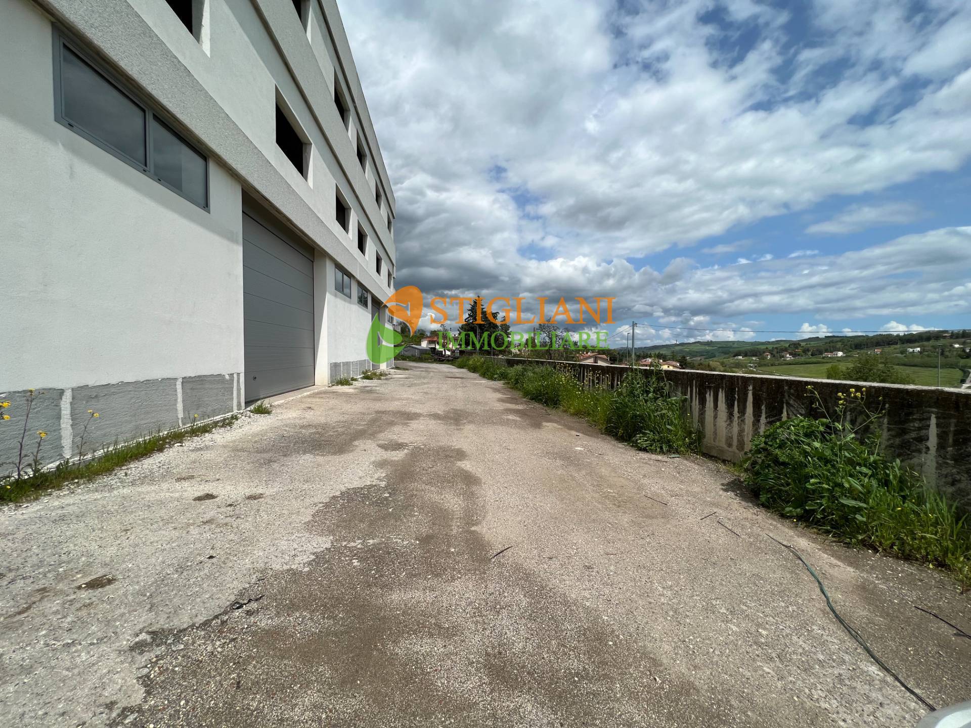 Locale commerciale in vendita a Campobasso, Contrada San Giovanni in Golfo