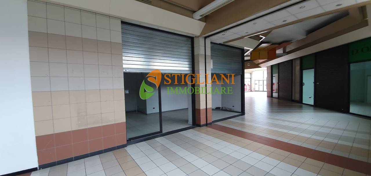 Locale commerciale in vendita a Teramo, Piano D'Accio