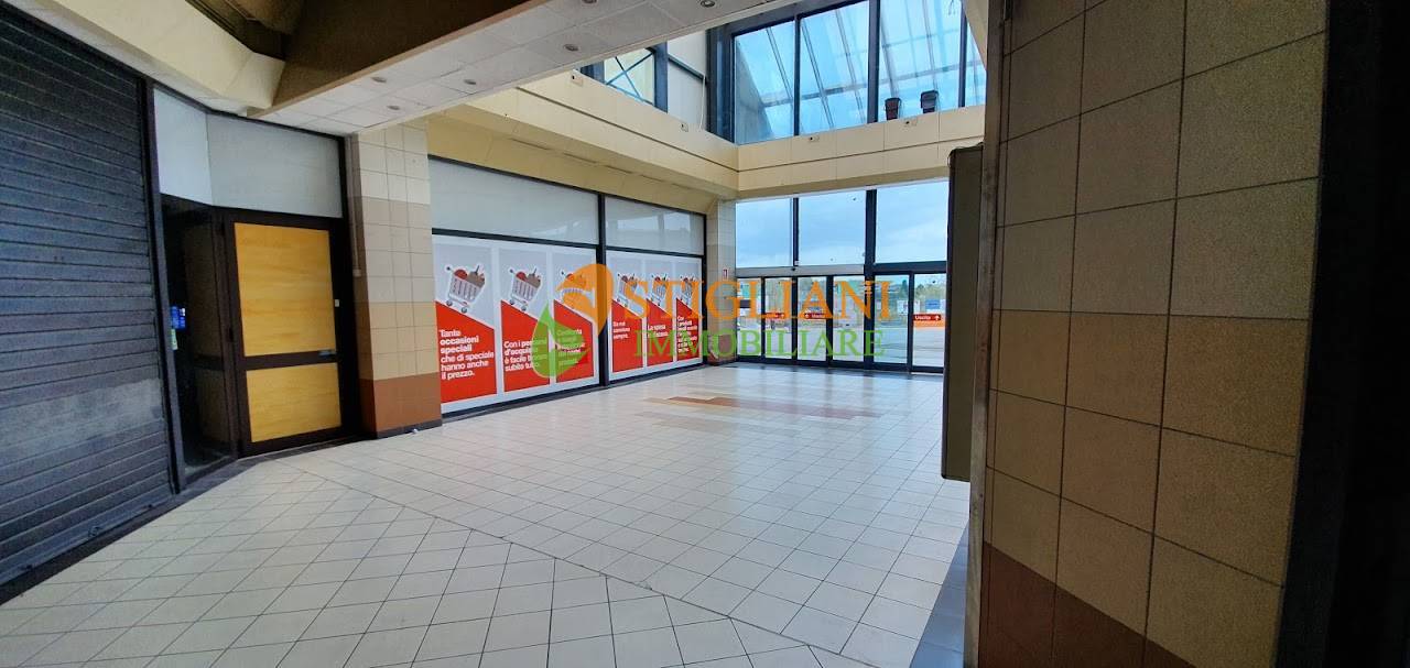 Locale commerciale in vendita a Teramo, Piano D'Accio